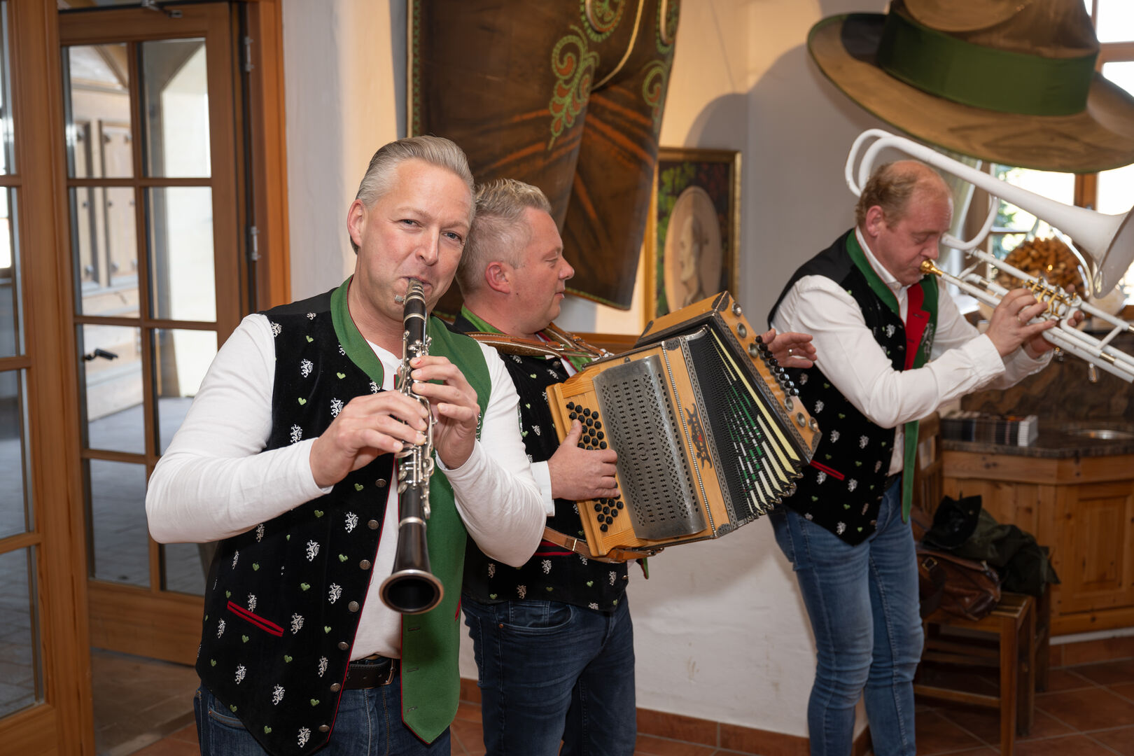 Die Musikgruppe &quot;Die Edlseer&quot; spielten bei der Scheckübergabe