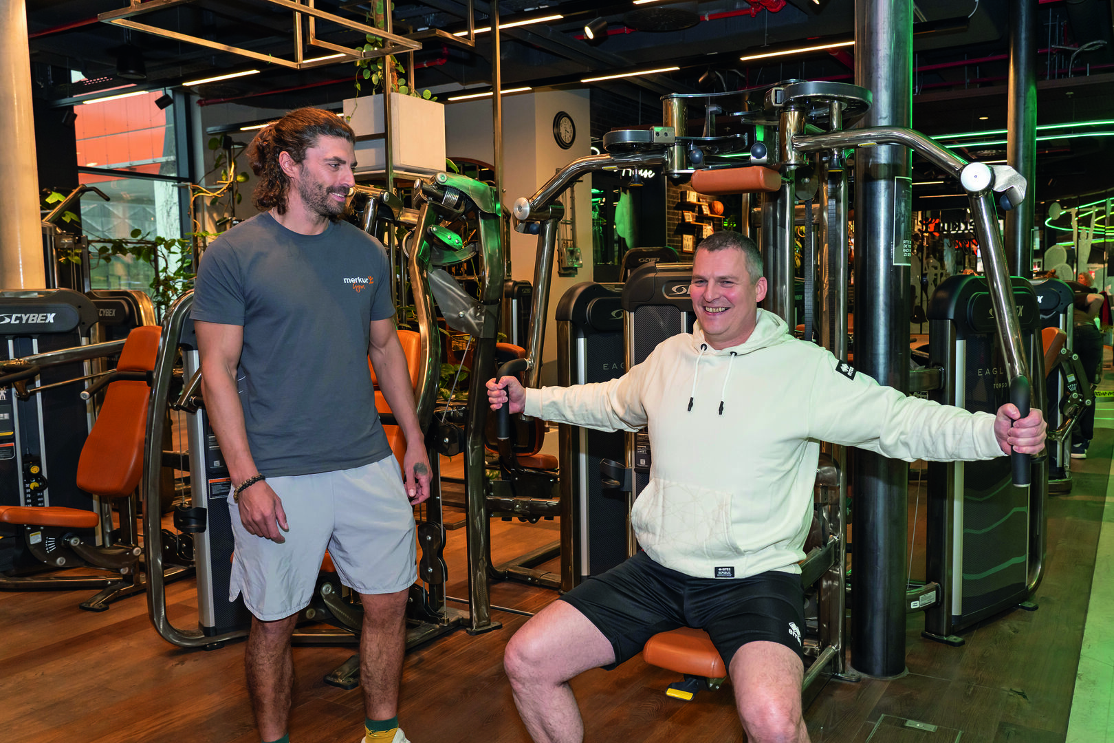 Wolfgang trainiert seine Rückenmuskulatur an einem Gerät