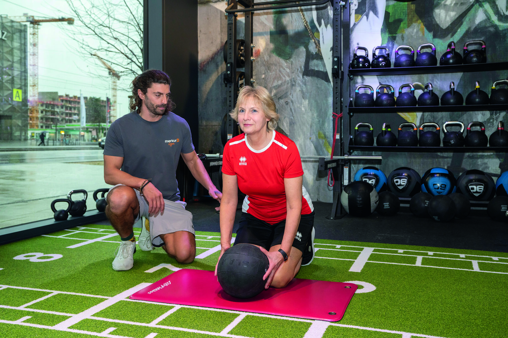 Teilnehmerin Karin trainiert gemeinsam mit einem Trainer