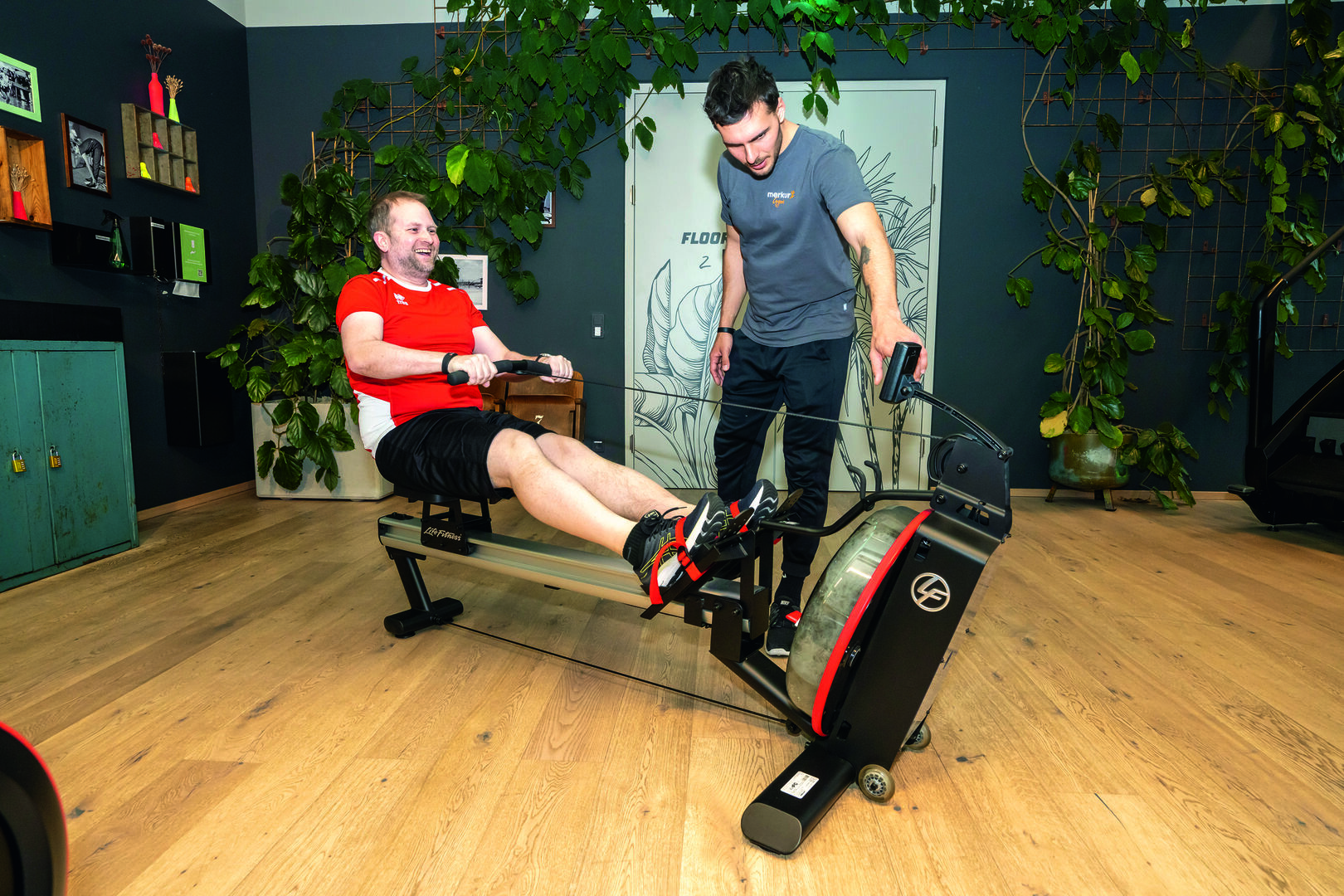 Teilnehmer Bernd an der Rudermaschine