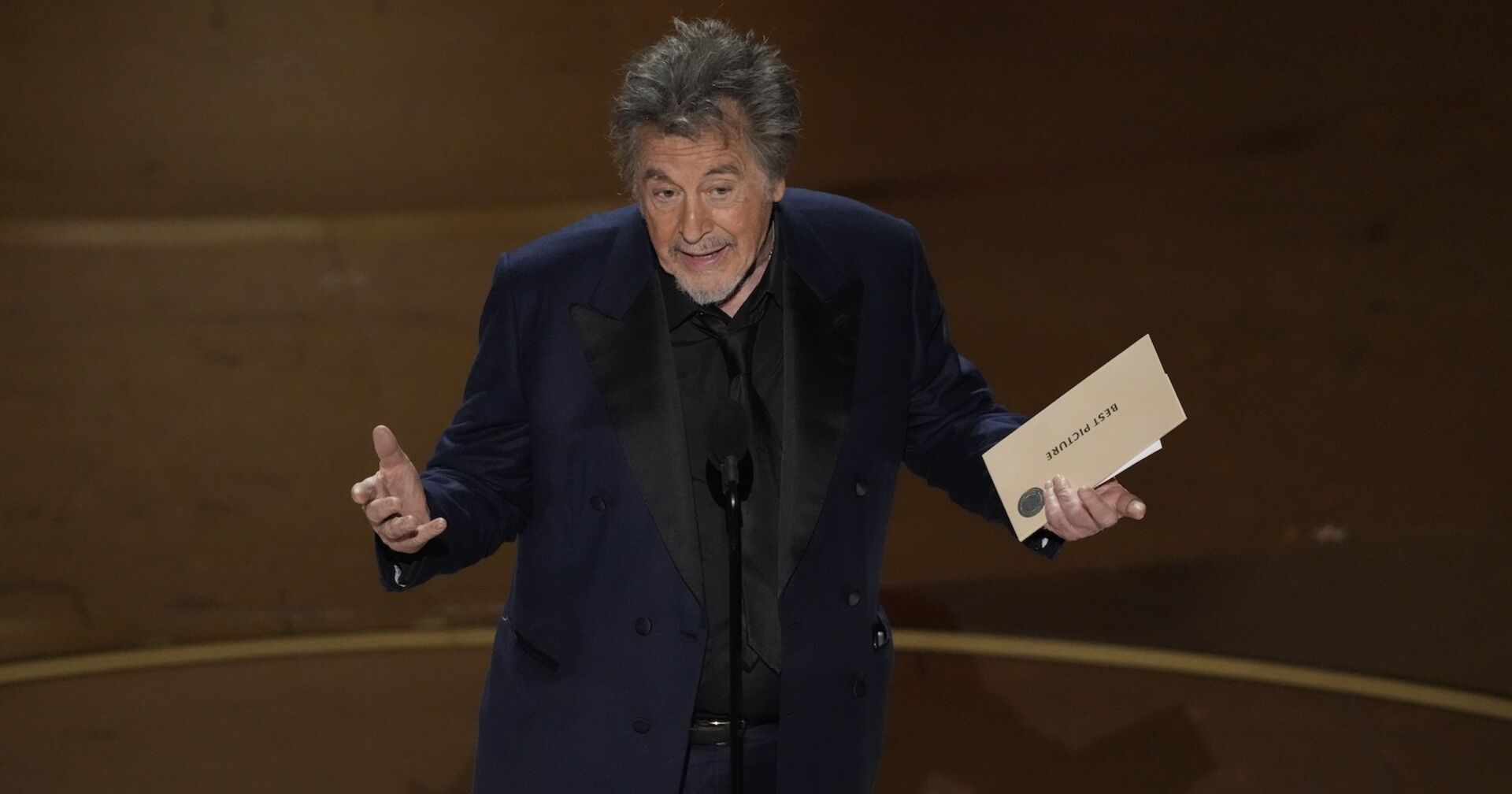 Al Pacino verkündet den Sieger der Kategorie &quot;Bester Film&quot;.