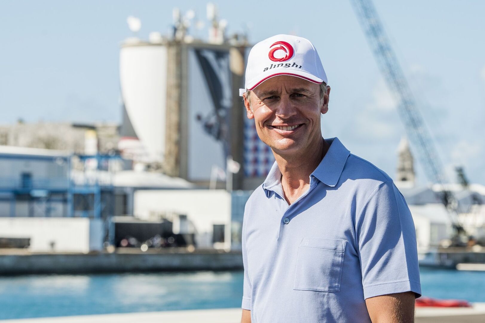 Ernesto Bertarelli in einem Hafen.