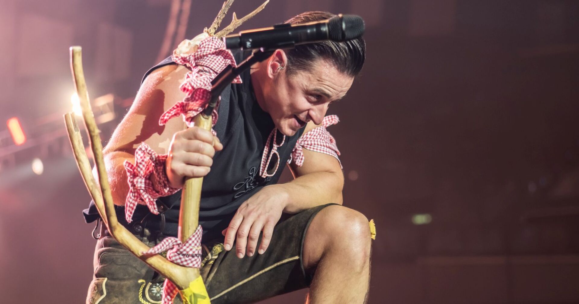 Andreas Gabalier bei einem Konzert auf der Bühne.