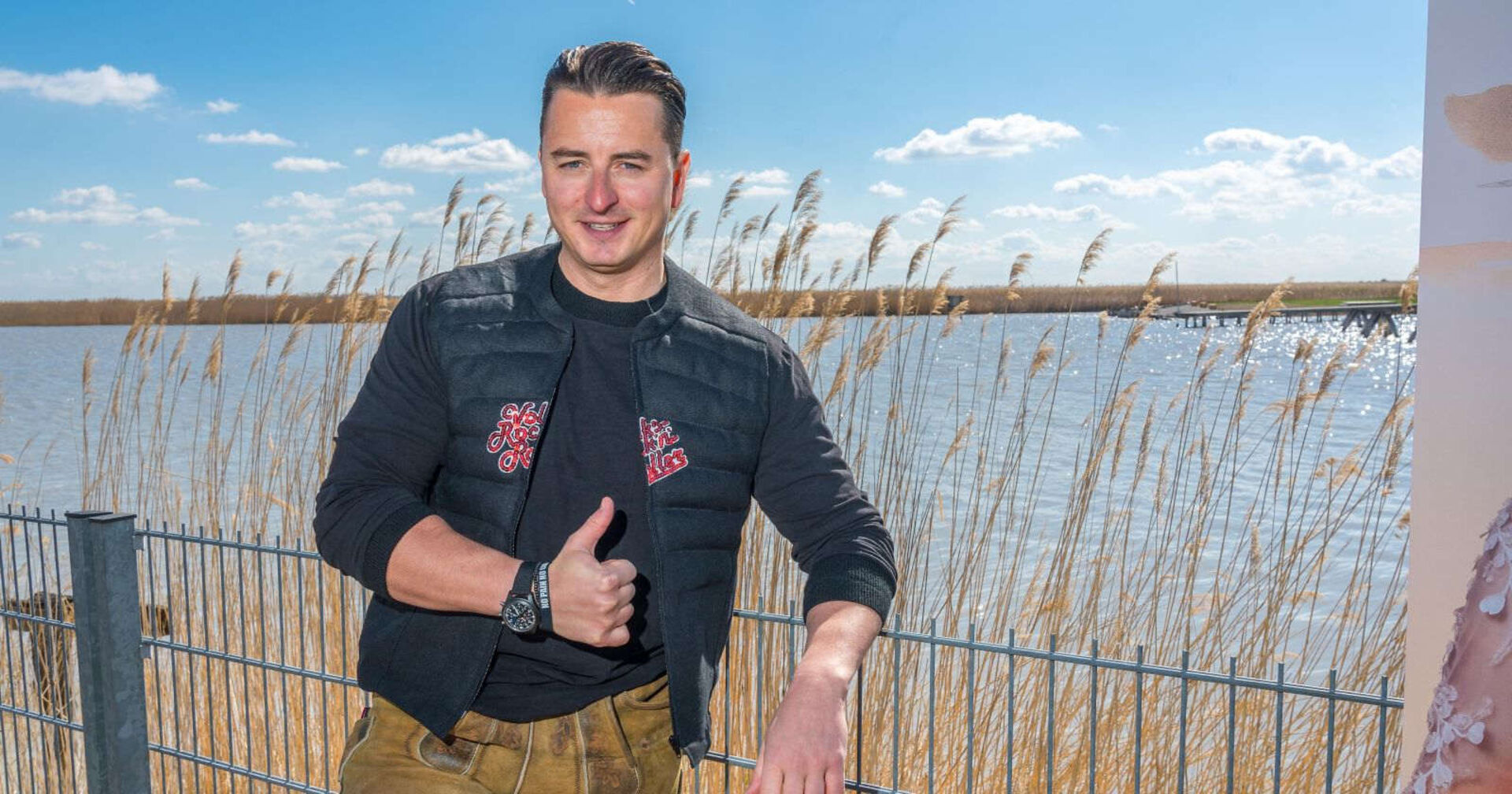Andreas Gabalier zeigt &quot;Daumen hoch&quot;.