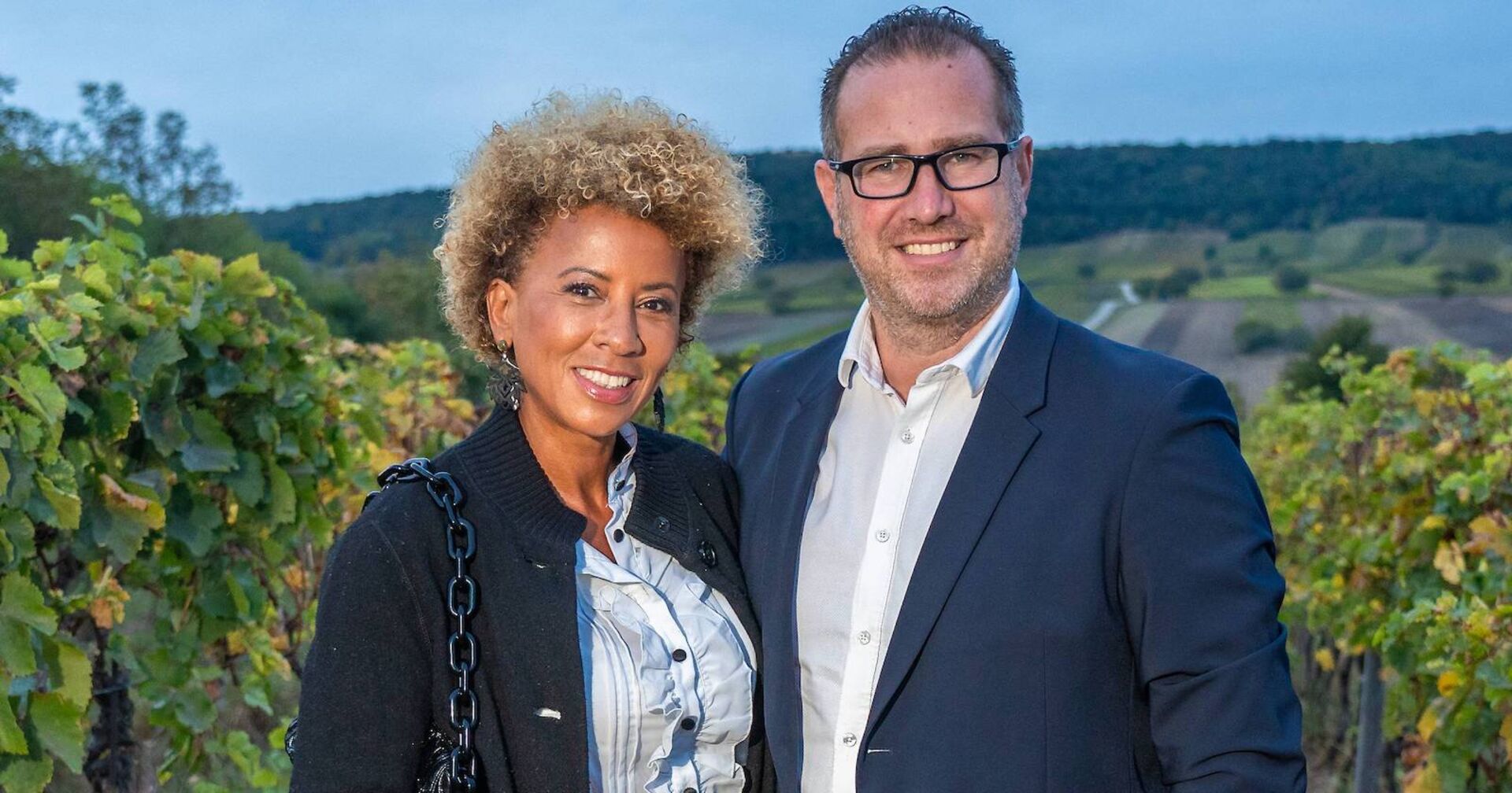 Arabella Kiesbauer und Ehemann Florens Eblinger in den Weinbergen.