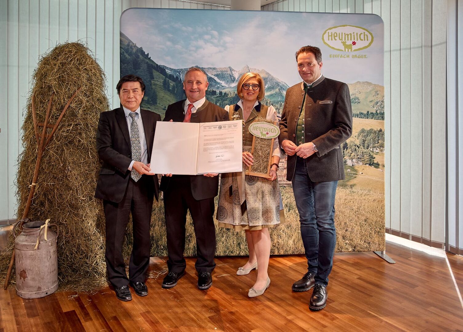 Die FAO überreichte in Salzburg die Auszeichnung. Yoshihide Endo (FAO), Karl Neuhofer (Obmann ARGE Heumilch), Christiane Mösl (Geschäftsführerin ARGE Heumilch) und Bundesminister Norbert Totschnig