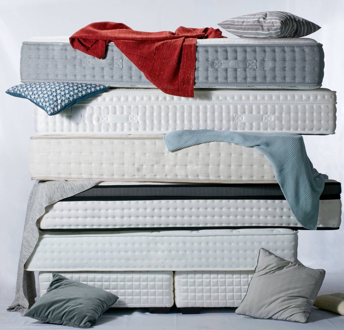 Verschiedene Matratzen übereinander gestapelt