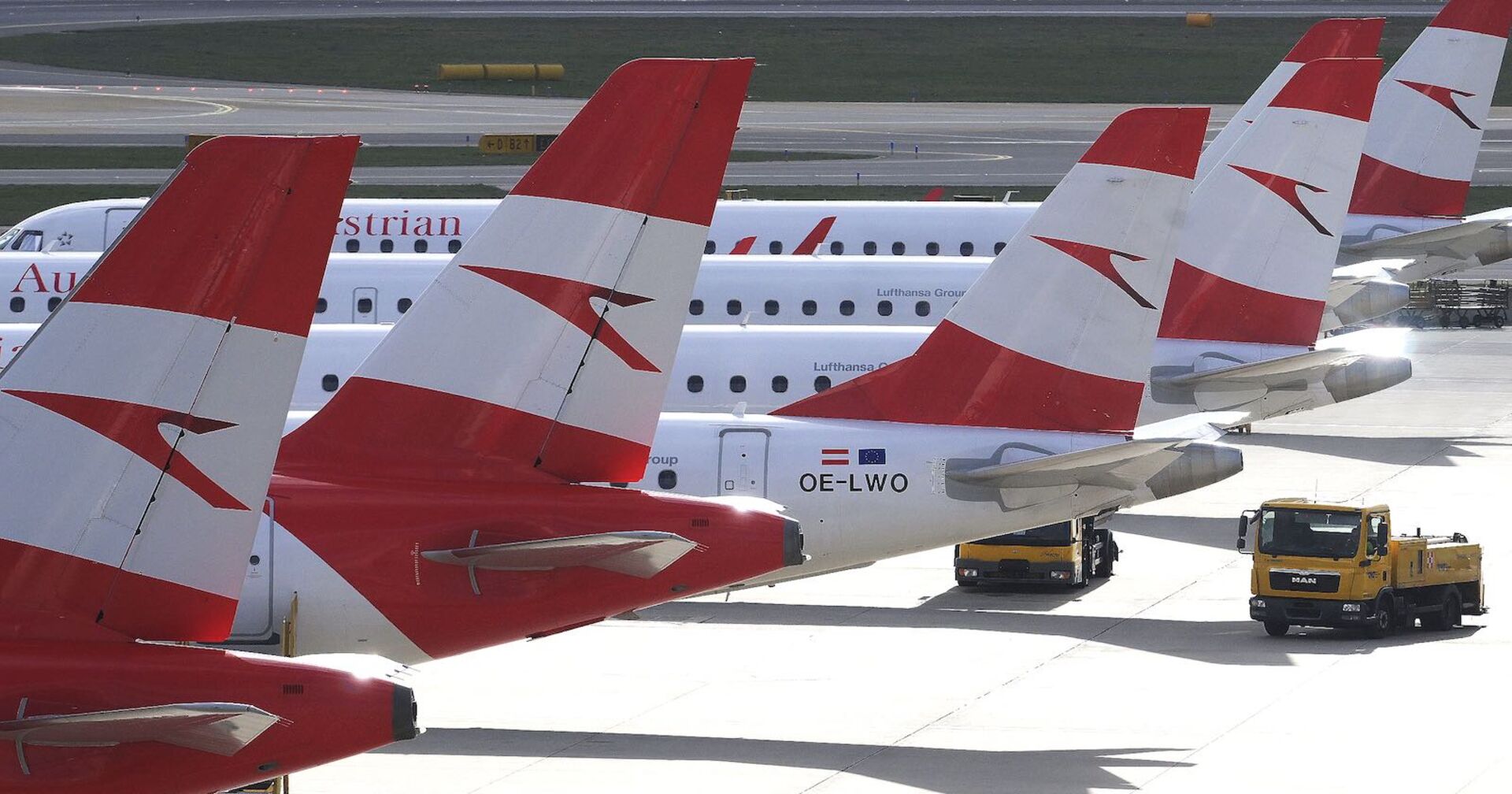 Flieger der Austrian Airlines am Boden.