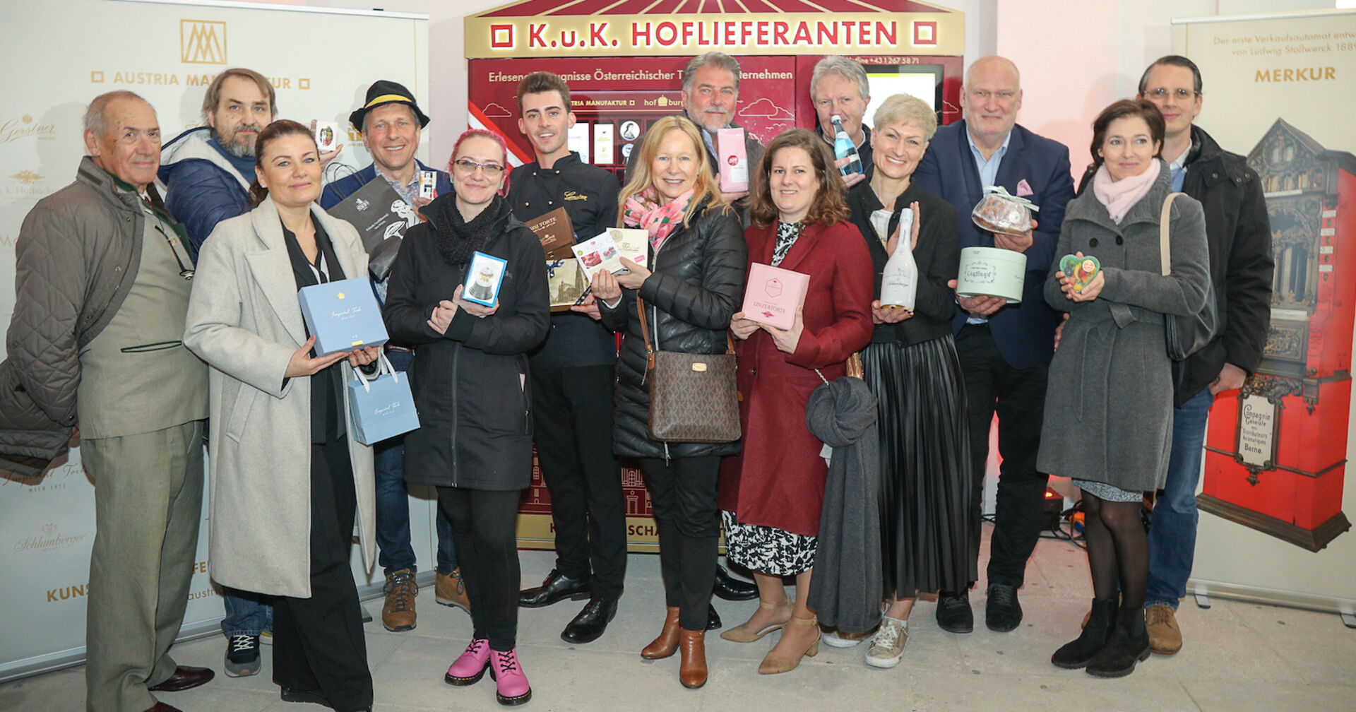 Gastronomen und Händler vor dem Automaten in der Wiener Hofburg
