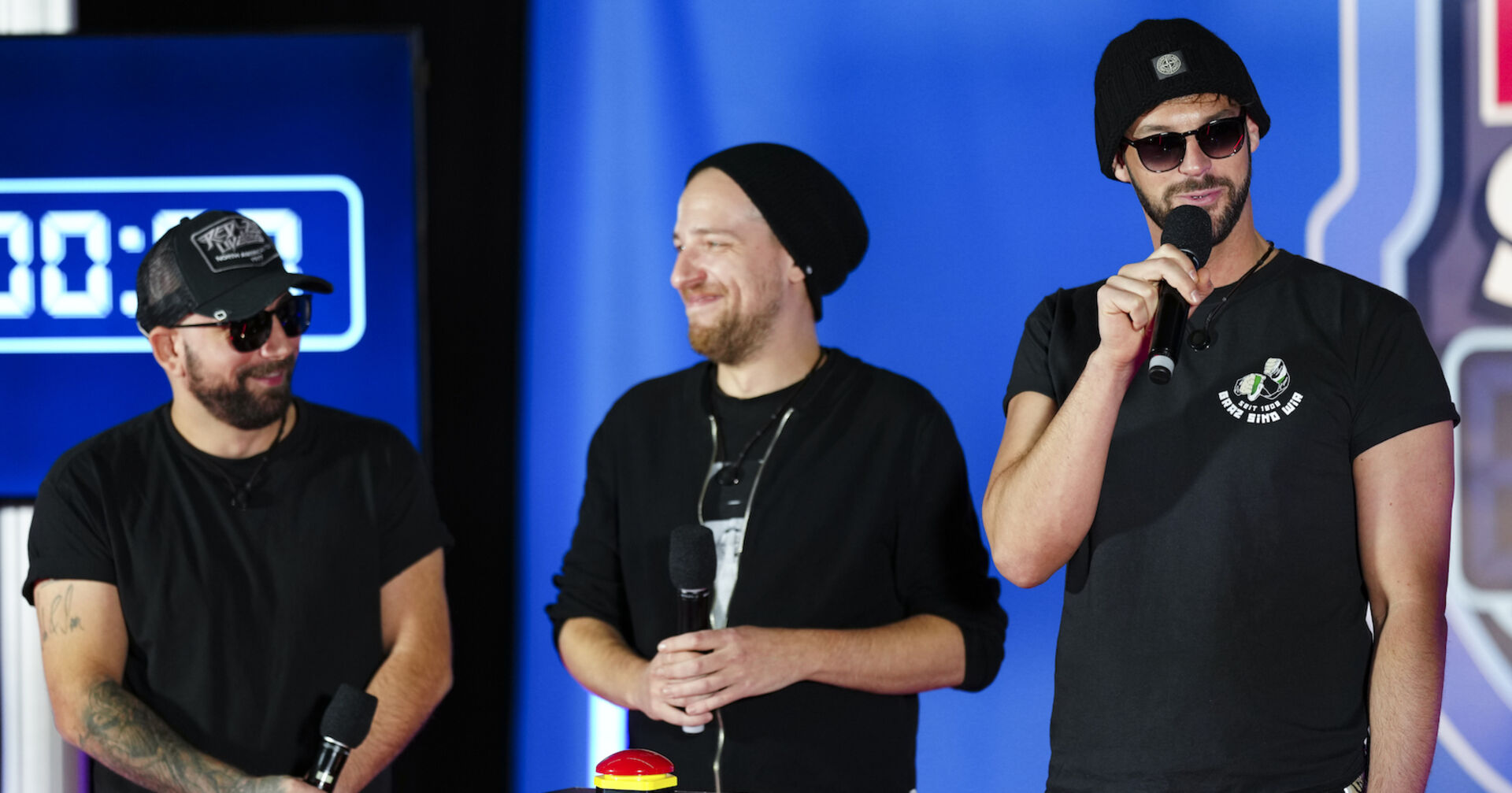 Aut of Orda mit schwarzen Outfits, Mützen und Sonnenbrillen.