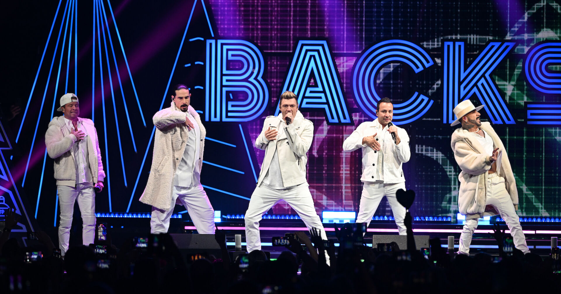 Backstreet Boys auf der Bühne in weißen Outfits.
