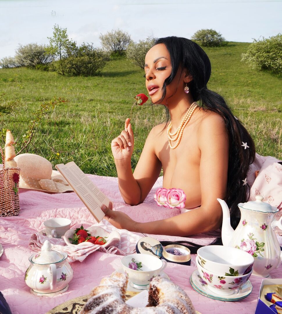 Bahati Venus posiert auf einer Picknick Decke.