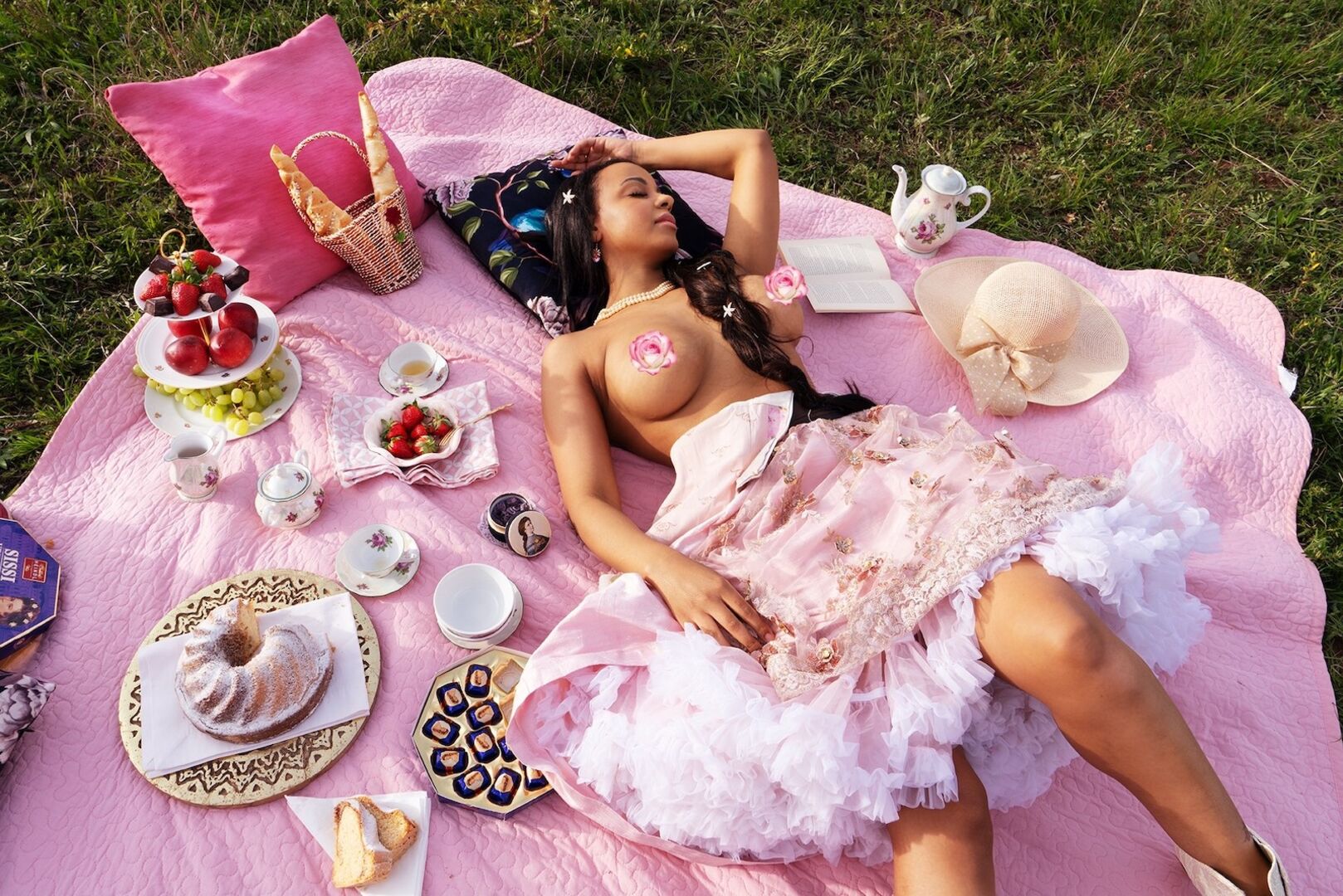 Bahati Venus posiert auf einer Picknick Decke.