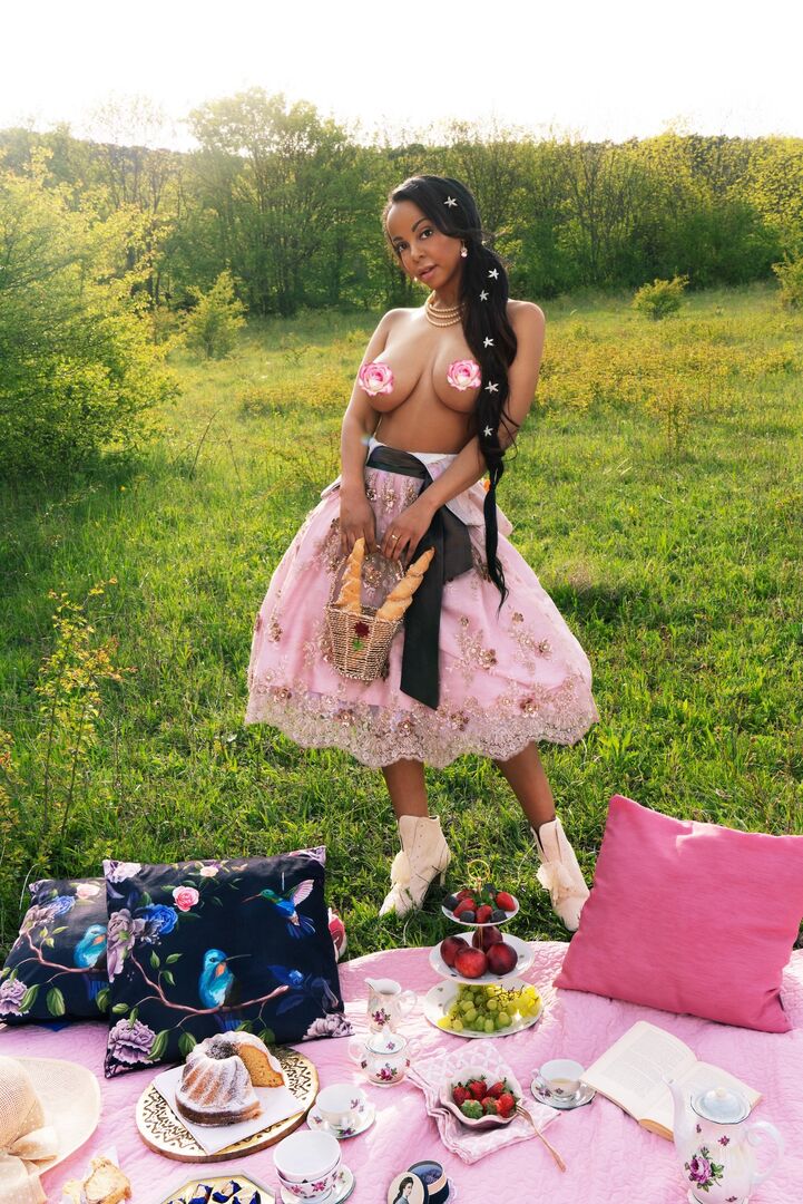 Bahati Venus posiert auf einer Picknick Decke.