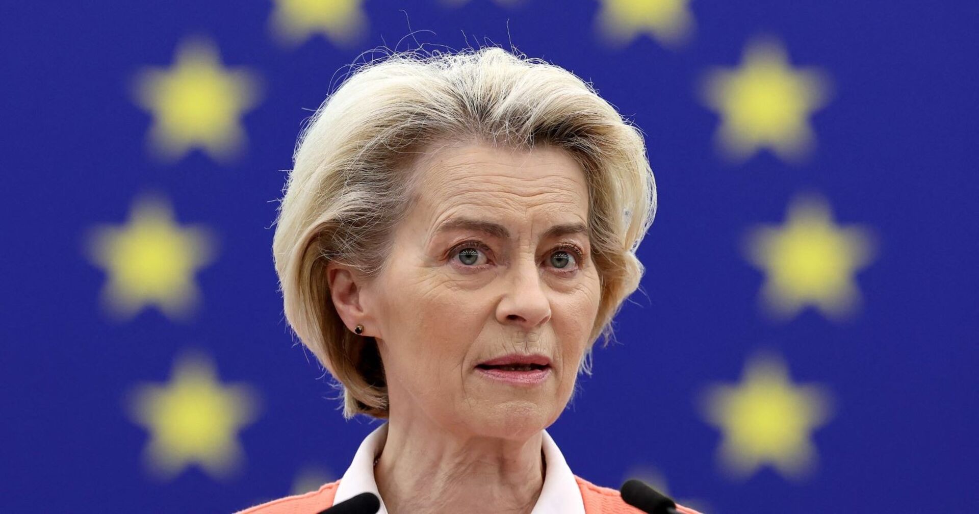 EU-Kommissionspräsidentin Ursula von der Leyen vor der Europäischen Flagge