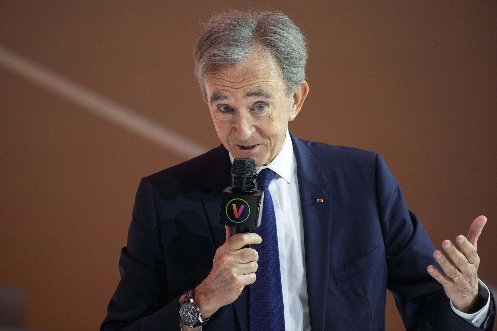 Bernard Arnault hält eine Rede.