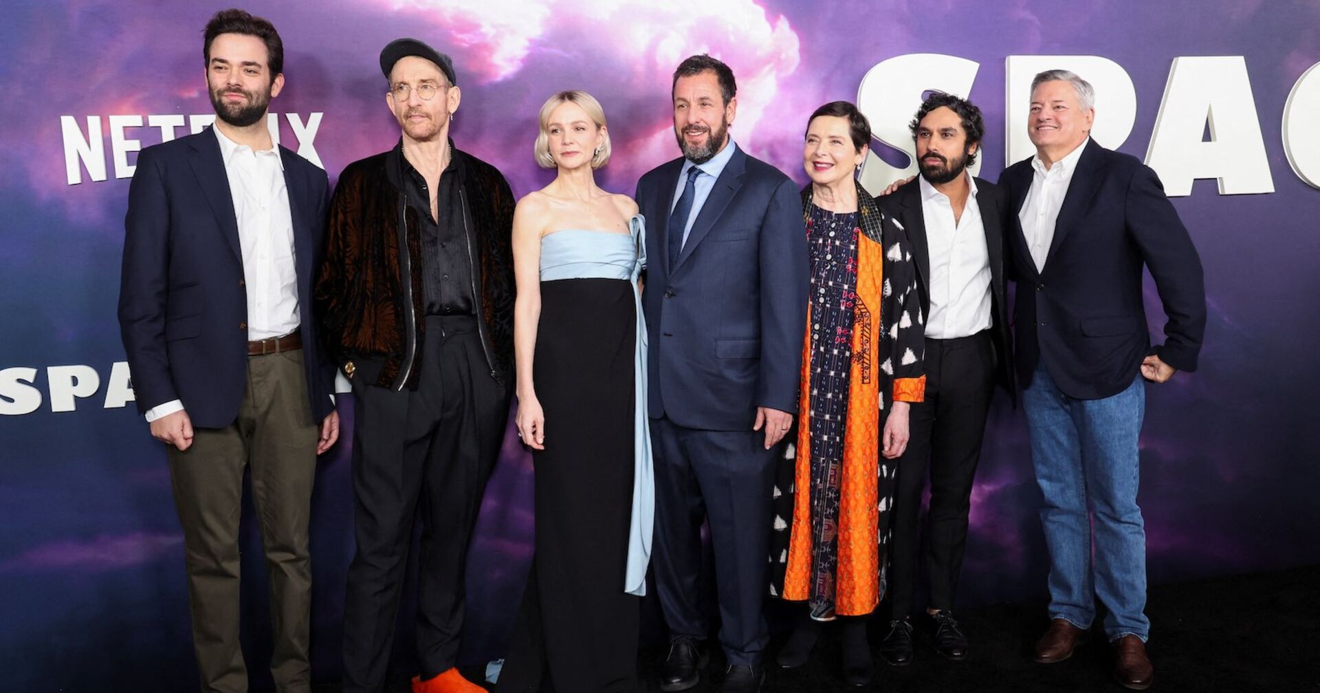 Adam Sandler (Mitte) mit Kollegen bei einem Event.