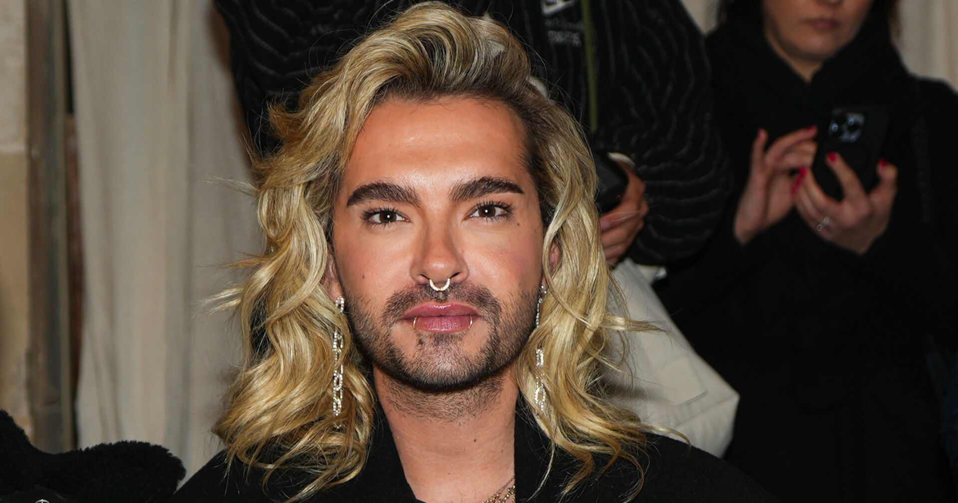 Bill Kaulitz mit offenen blonden Haaren.