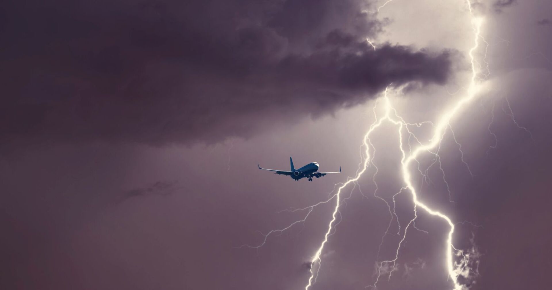 Ein Flugzeug fliegt durch ein Gewitter mit Blitzen.