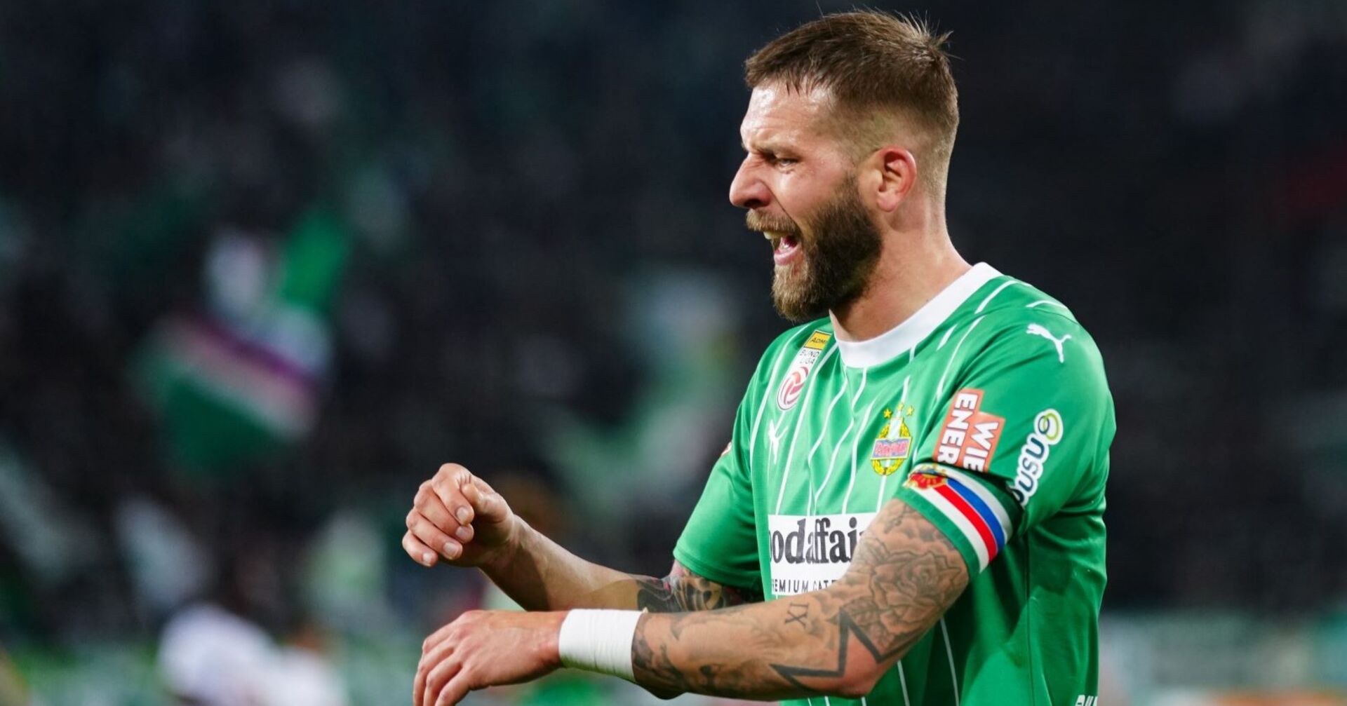 Rapid-Kapitän Guido Burgstaller regt sich auf.