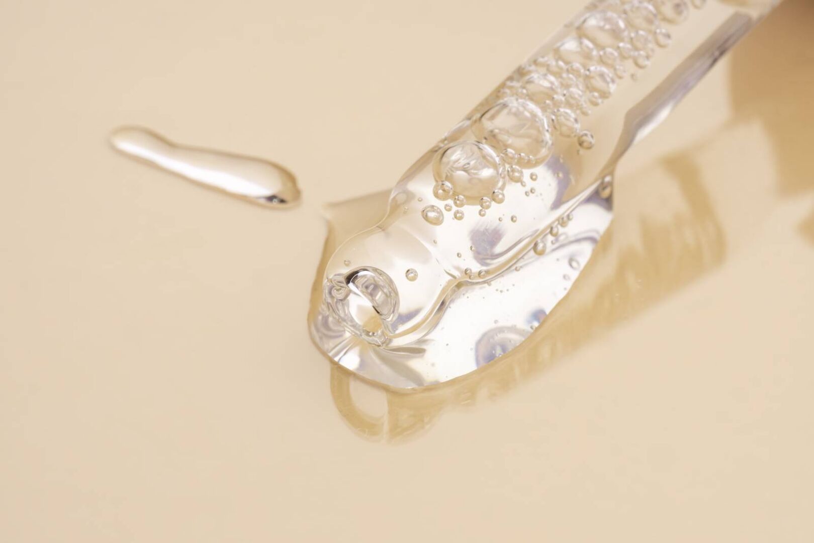 Nahaufnahme eines Pipettenkopfes, an dem eine durchsichtige Flüssigkeit haftet