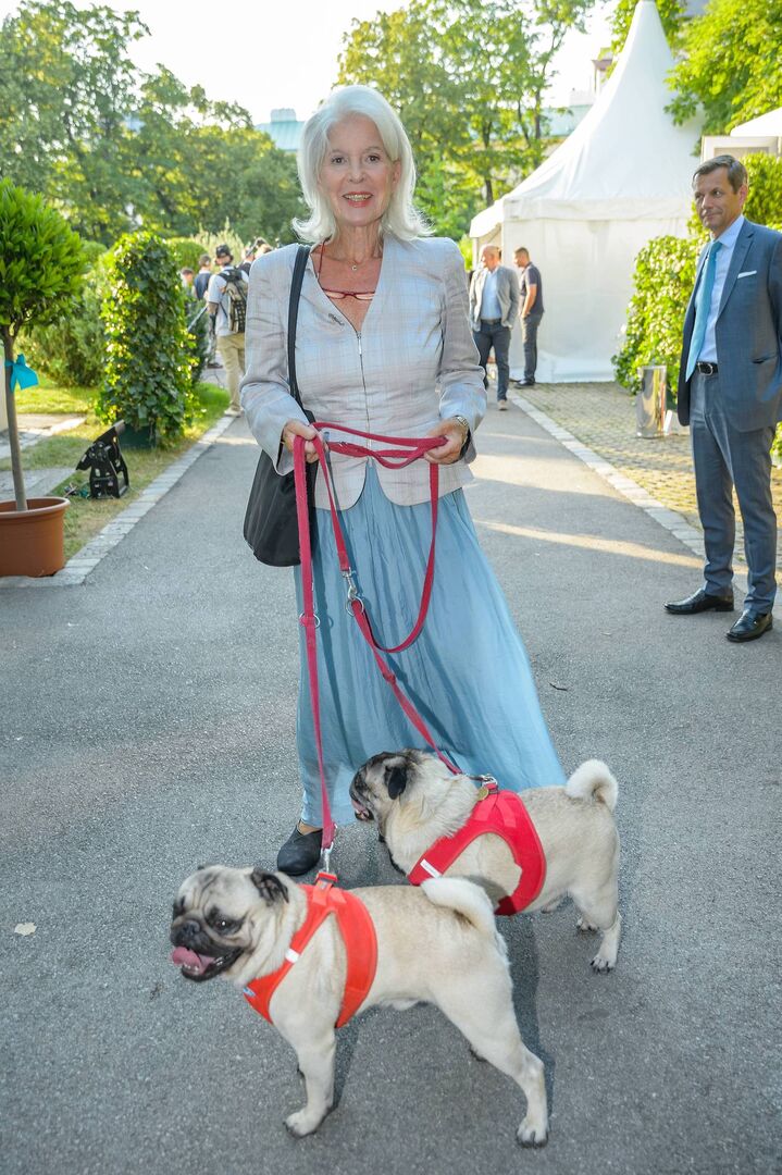 Christiane Hörbiger und ihre Möpse Vicco und Monty.