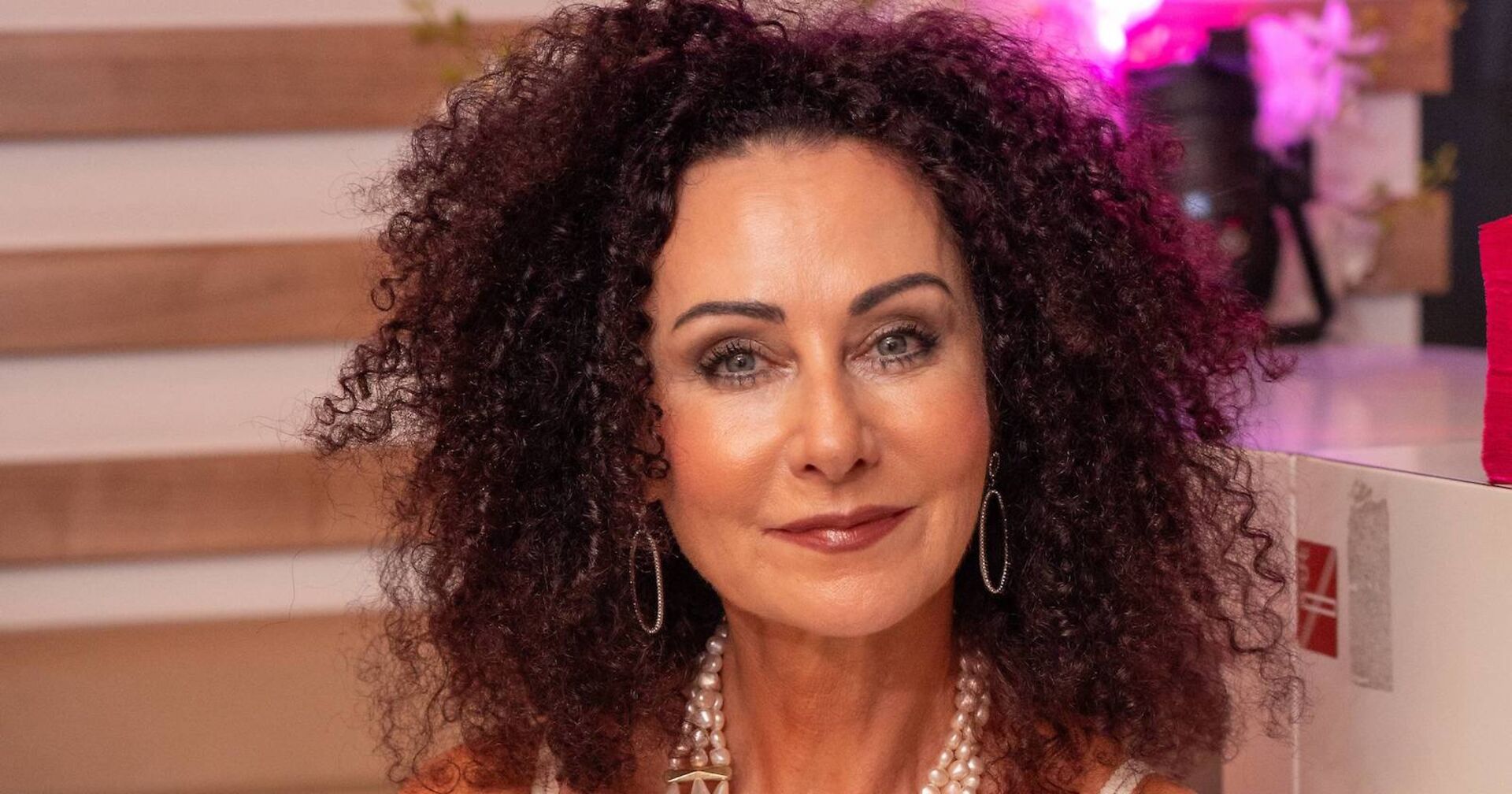 Christina Lugner mit offenen gelockten Haaren.