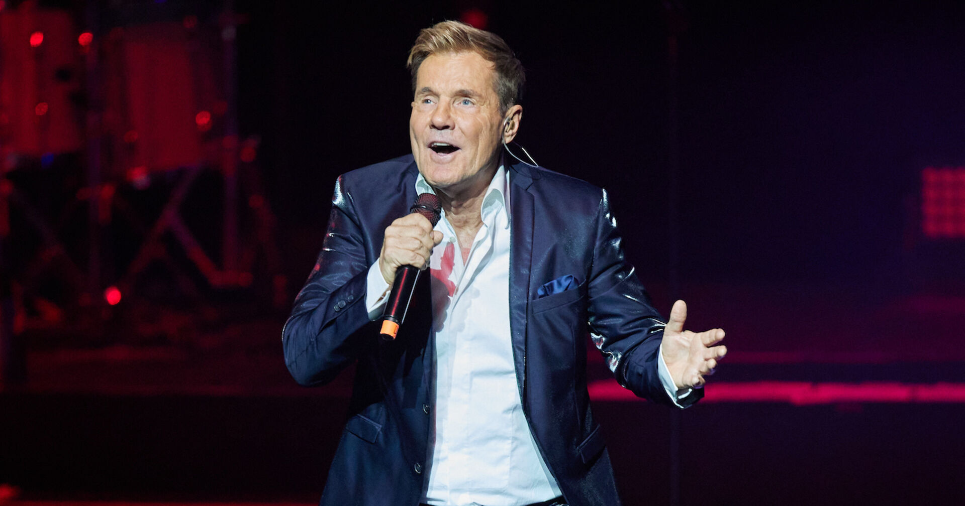 Dieter Bohlen auf der Bühne mit einem blauen Sakko.