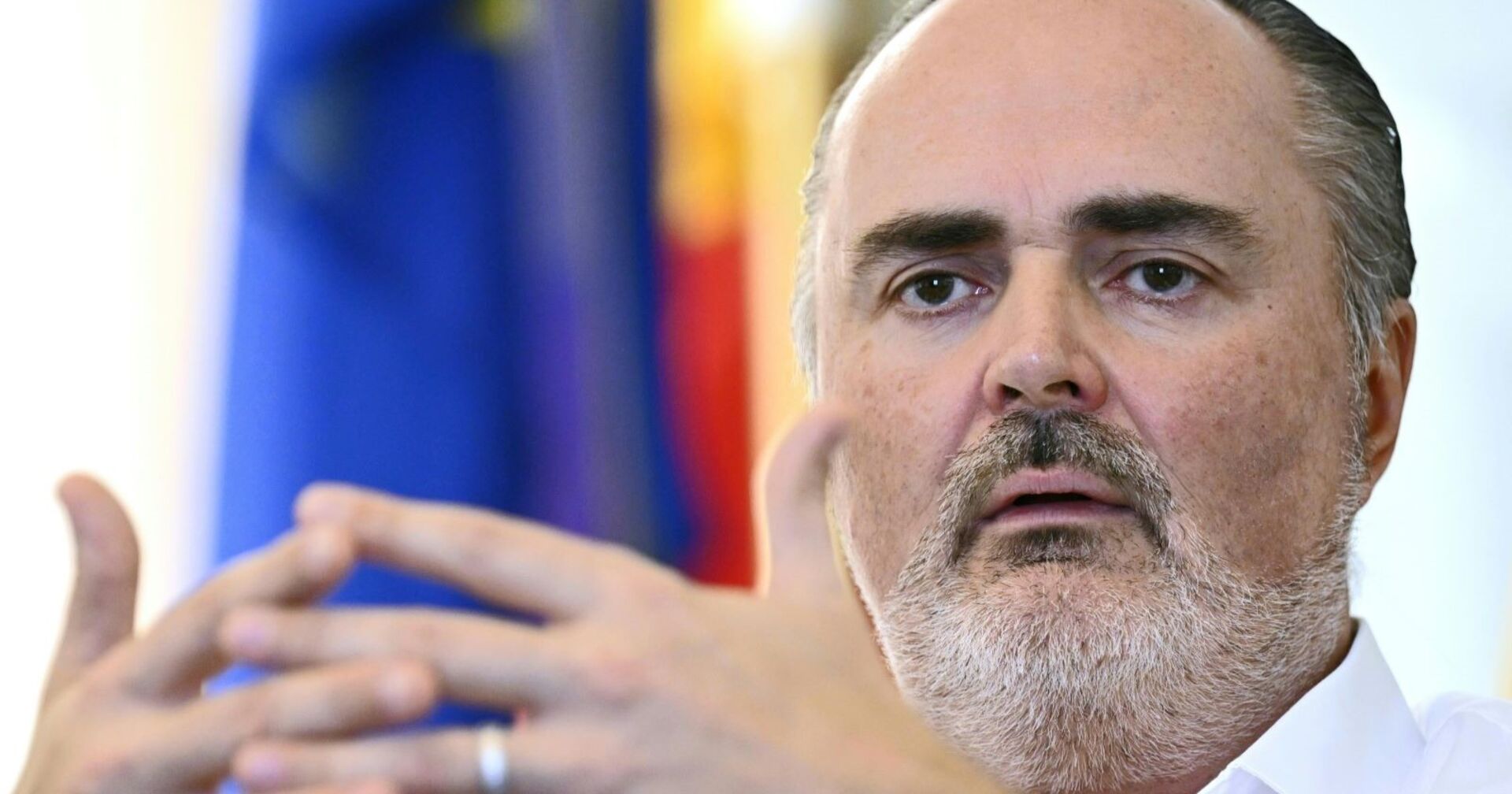 Hans Peter Doskozil gestikulierend im Gespräch.