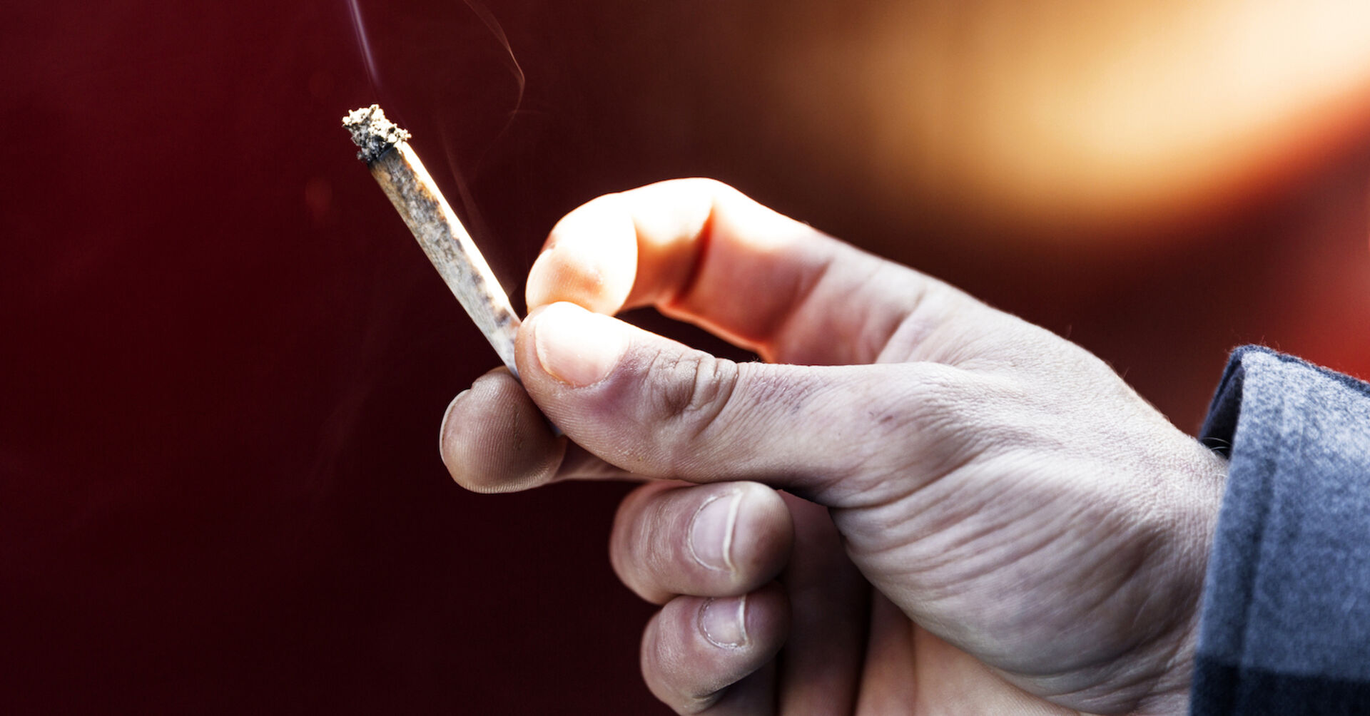 Eine Hand hält einen Joint