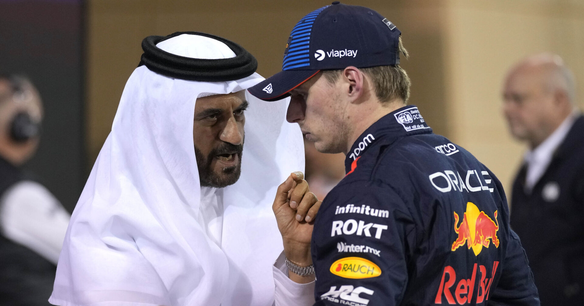 FIA-Präsident Mohammed Ben Sulayem im Gespräch mit Red Bull-Fahrer Max Verstappen.