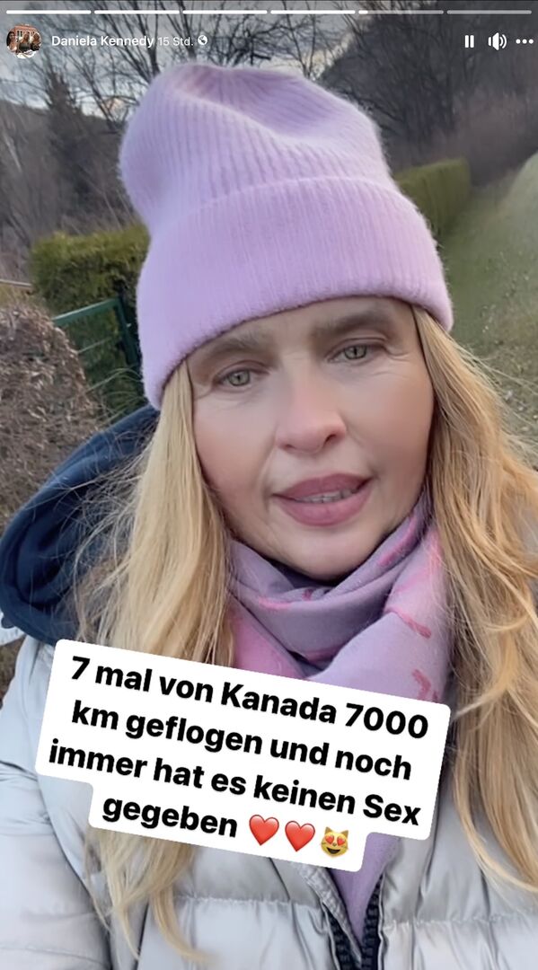 Daniela Kennedy auf einer Facebook Story mit einer violetten Mütze und offenen blonden Haaren.