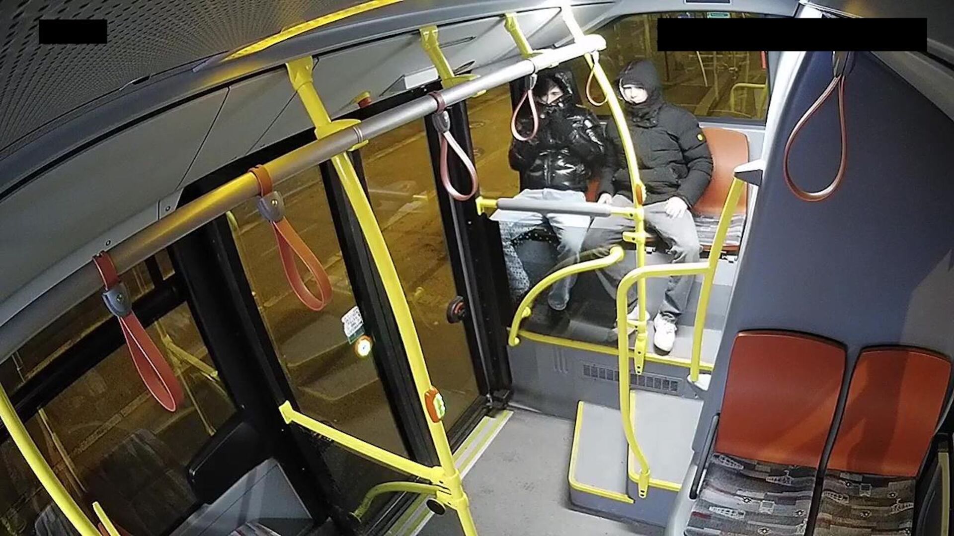 Die zwei Täter sitzen im Bus.