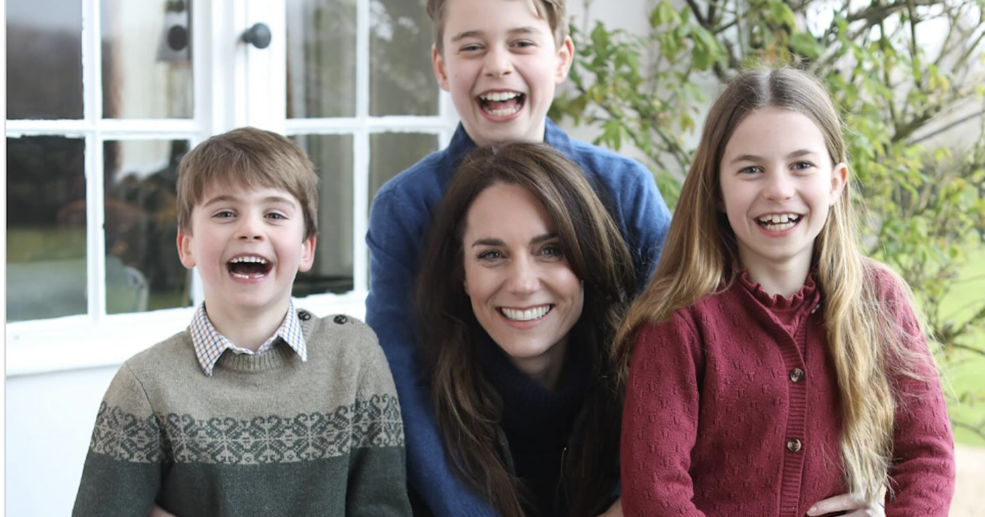 Kate umringt von ihren drei Kindern, alle drei lachen in die Kamera.