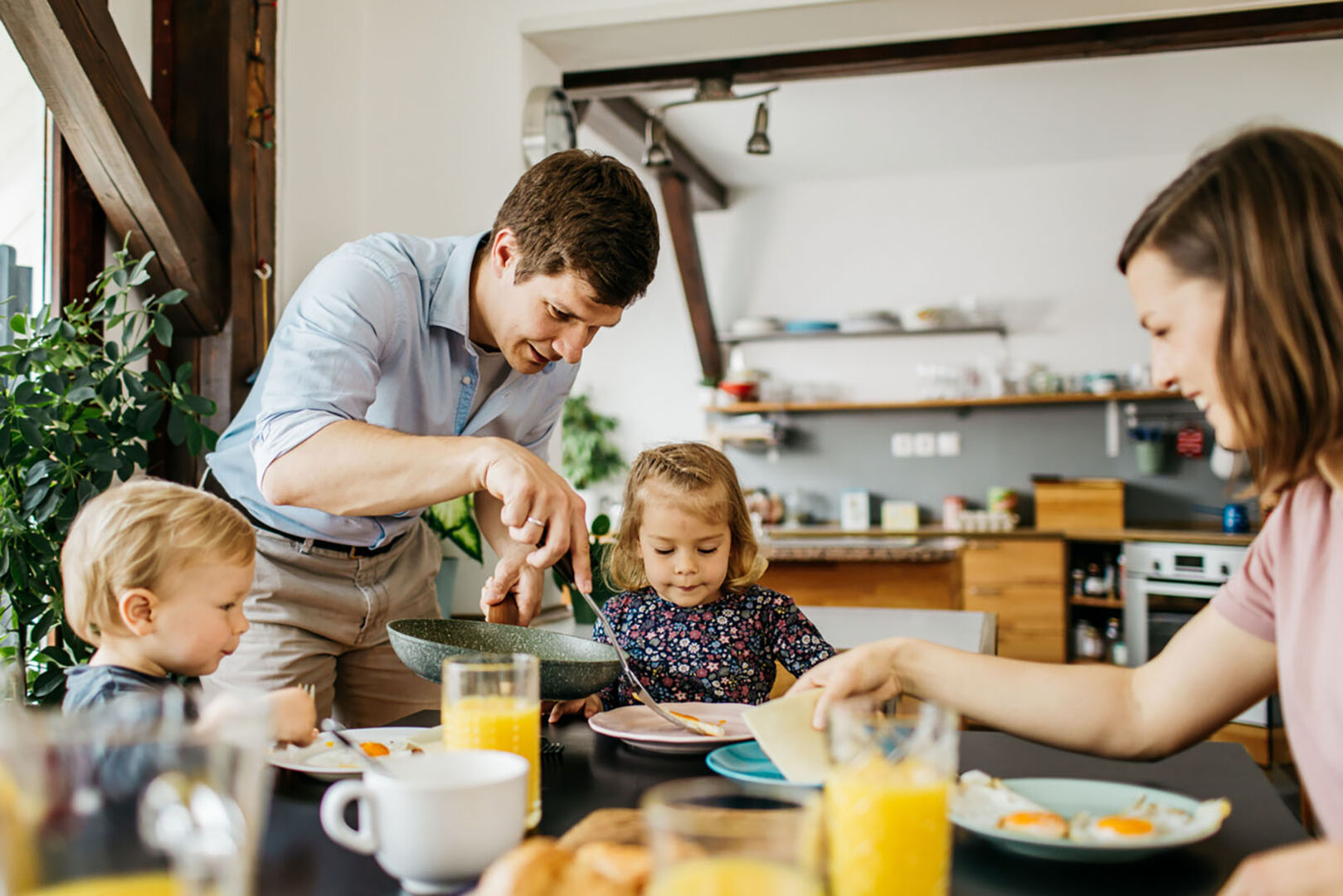 Familie frühstückt gemeinsam | Credit: iStock.com/AnVr