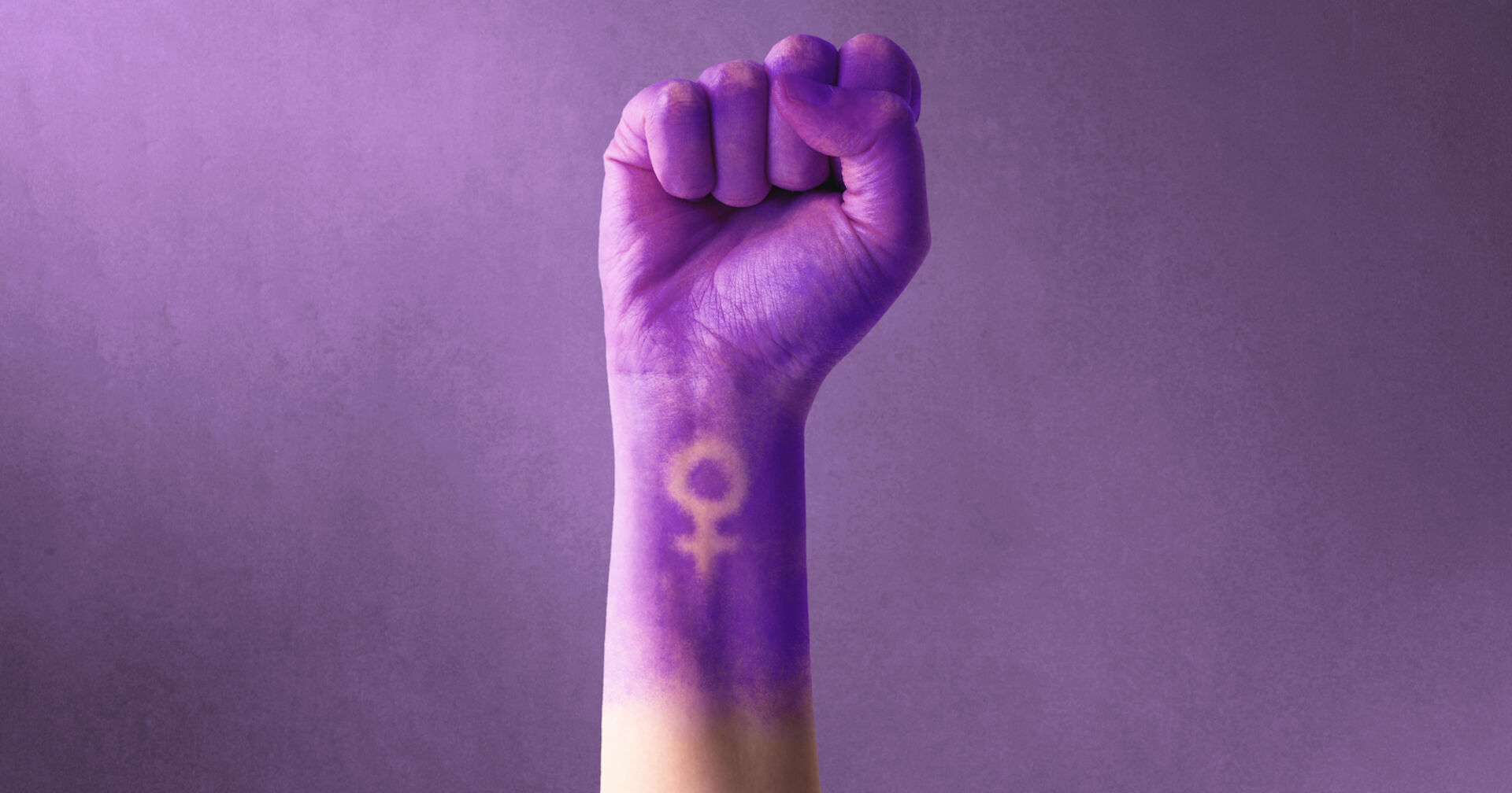 Eine Faust mit dem Zeichen für Frauen.