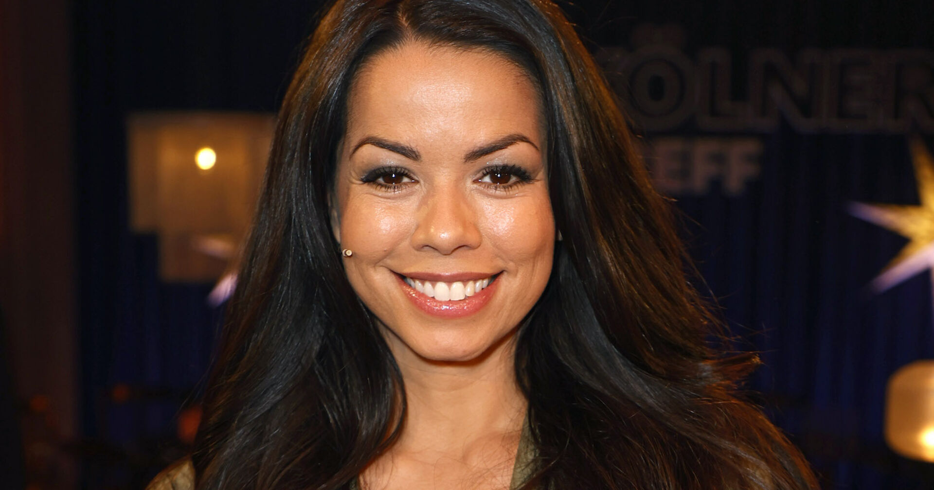 Fernanda Brandao mit offenen, braunen Haaren.