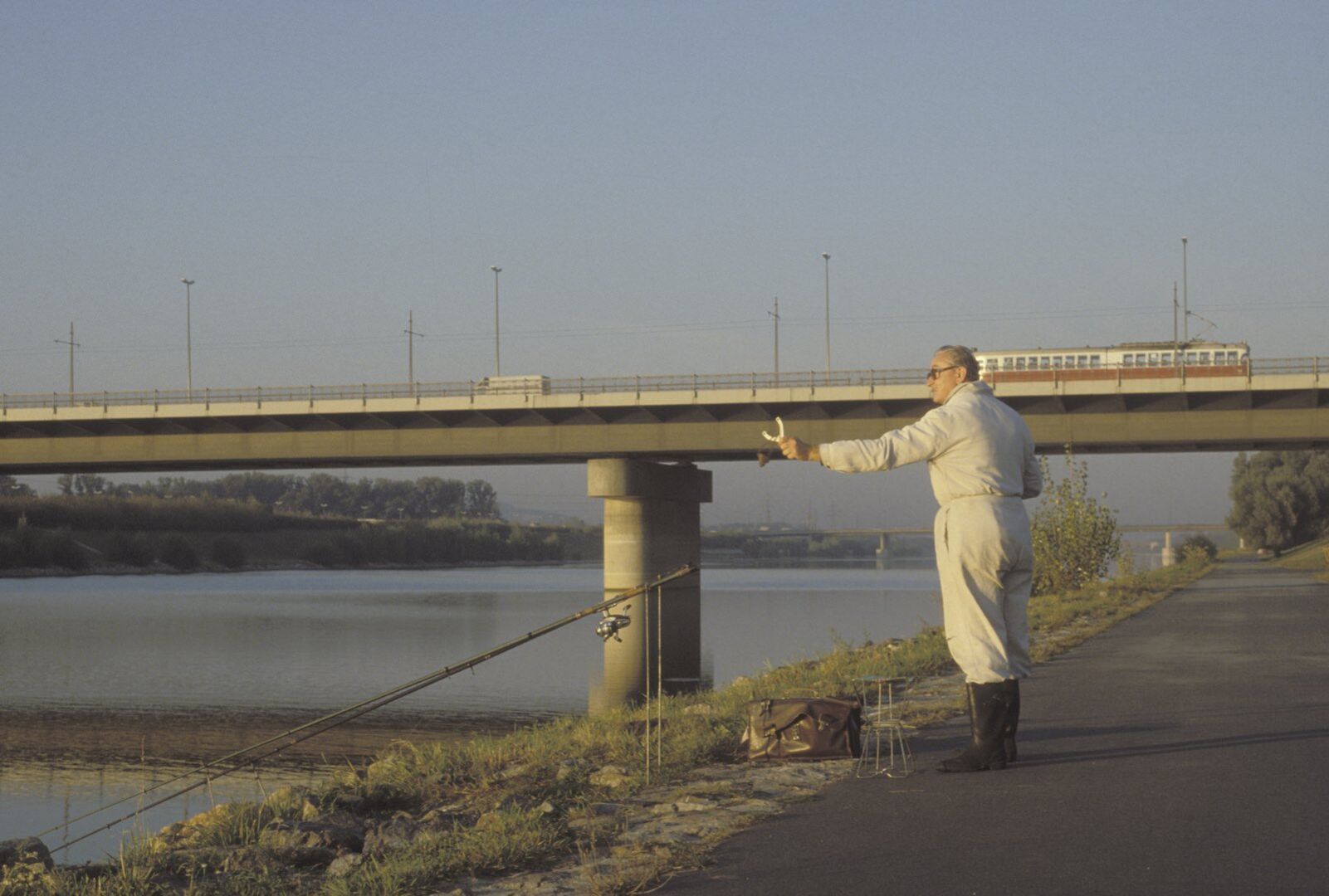 Ein Angler fängt an der Donau Fische.