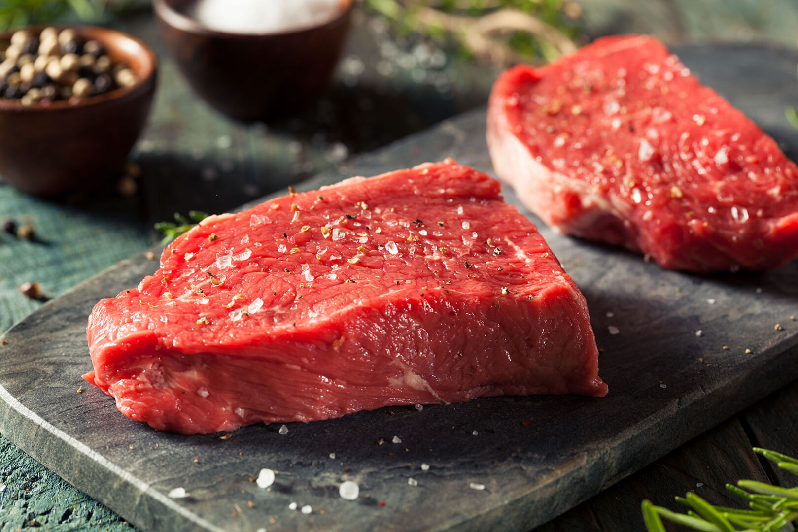 Steak auf einem Brett | Credit: iStock.com/bhofack2