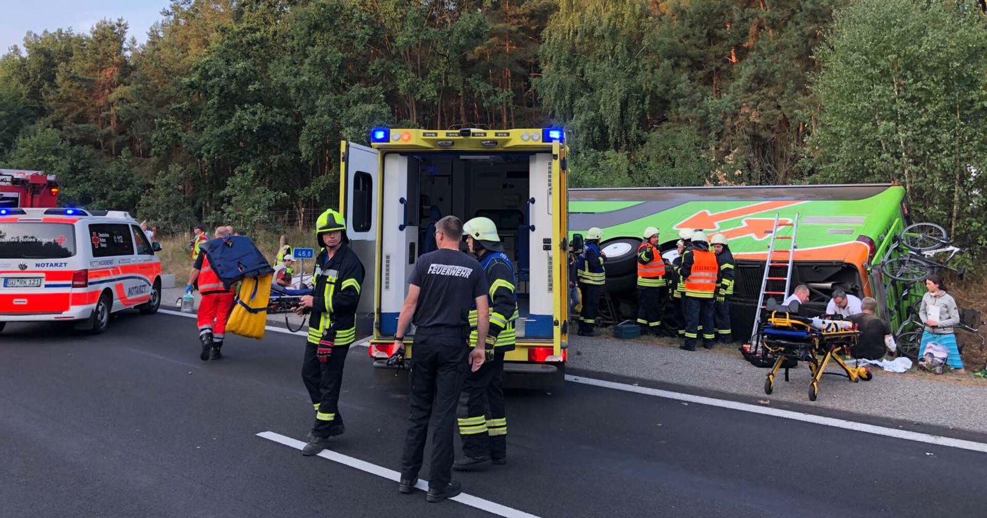 Flixbusunfall: Rettungskräfte vor Ort.