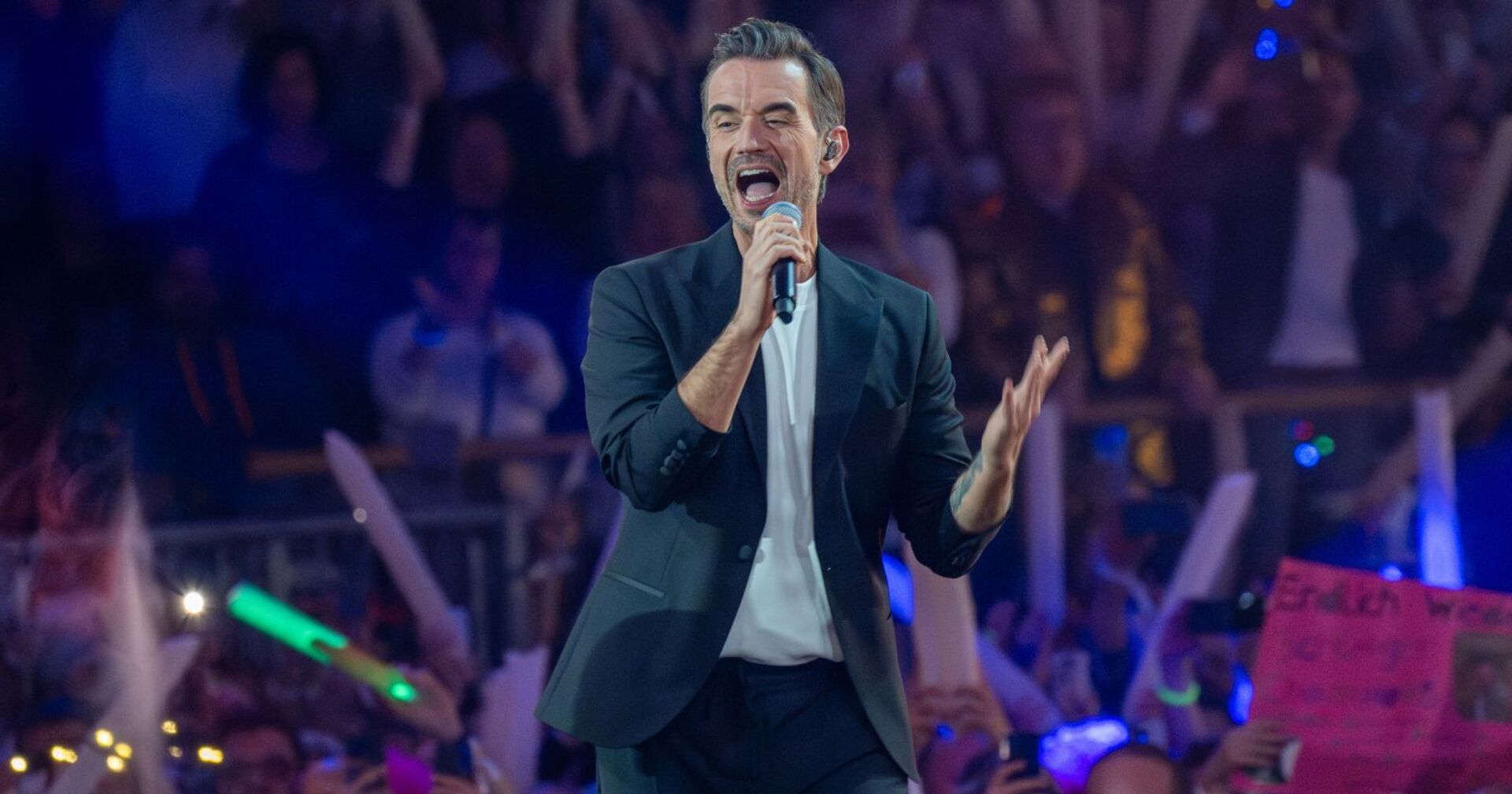 Florian Silbereisen singt auf der Bühne.