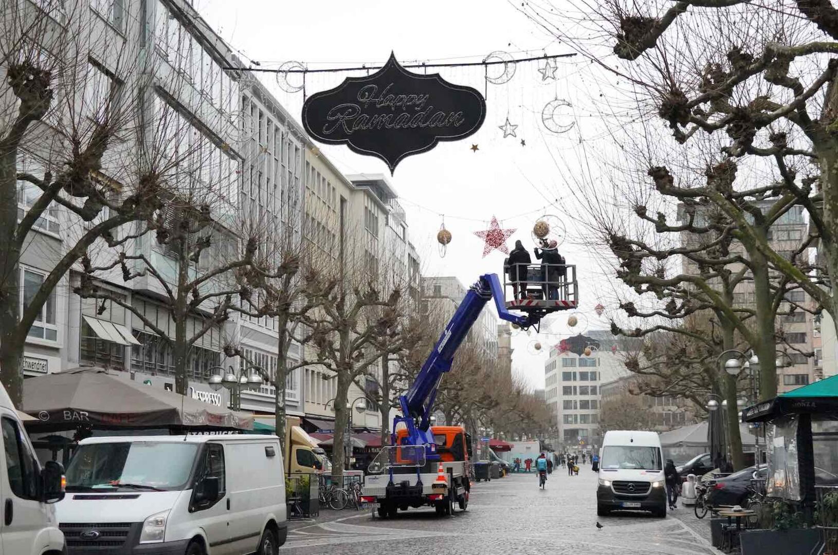 Arbeiter bringen die Ramadan-Beleuchtung in Frankfurt an.