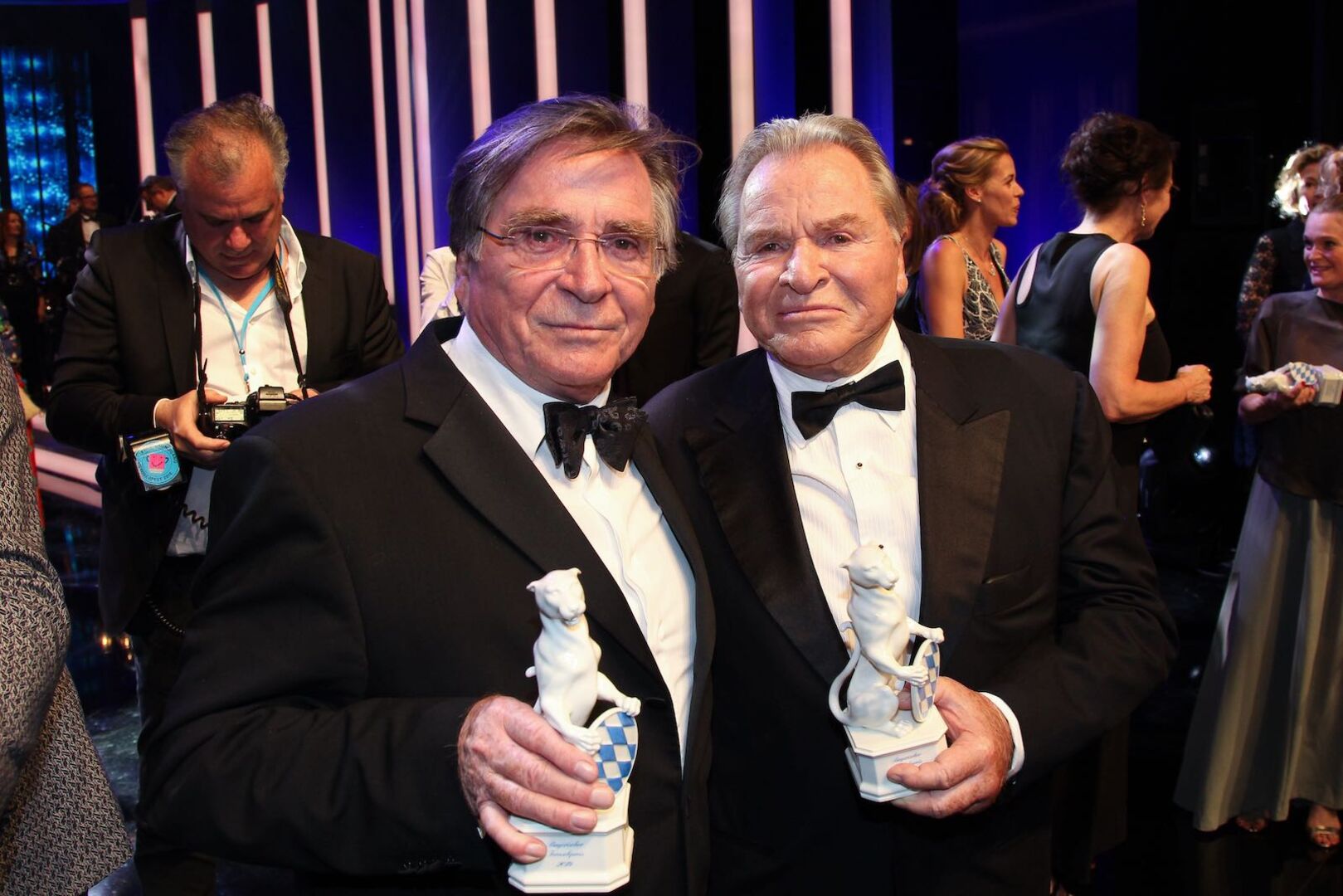 Fritz und Elmar Wepper im Smoking bei einer Veranstaltung.