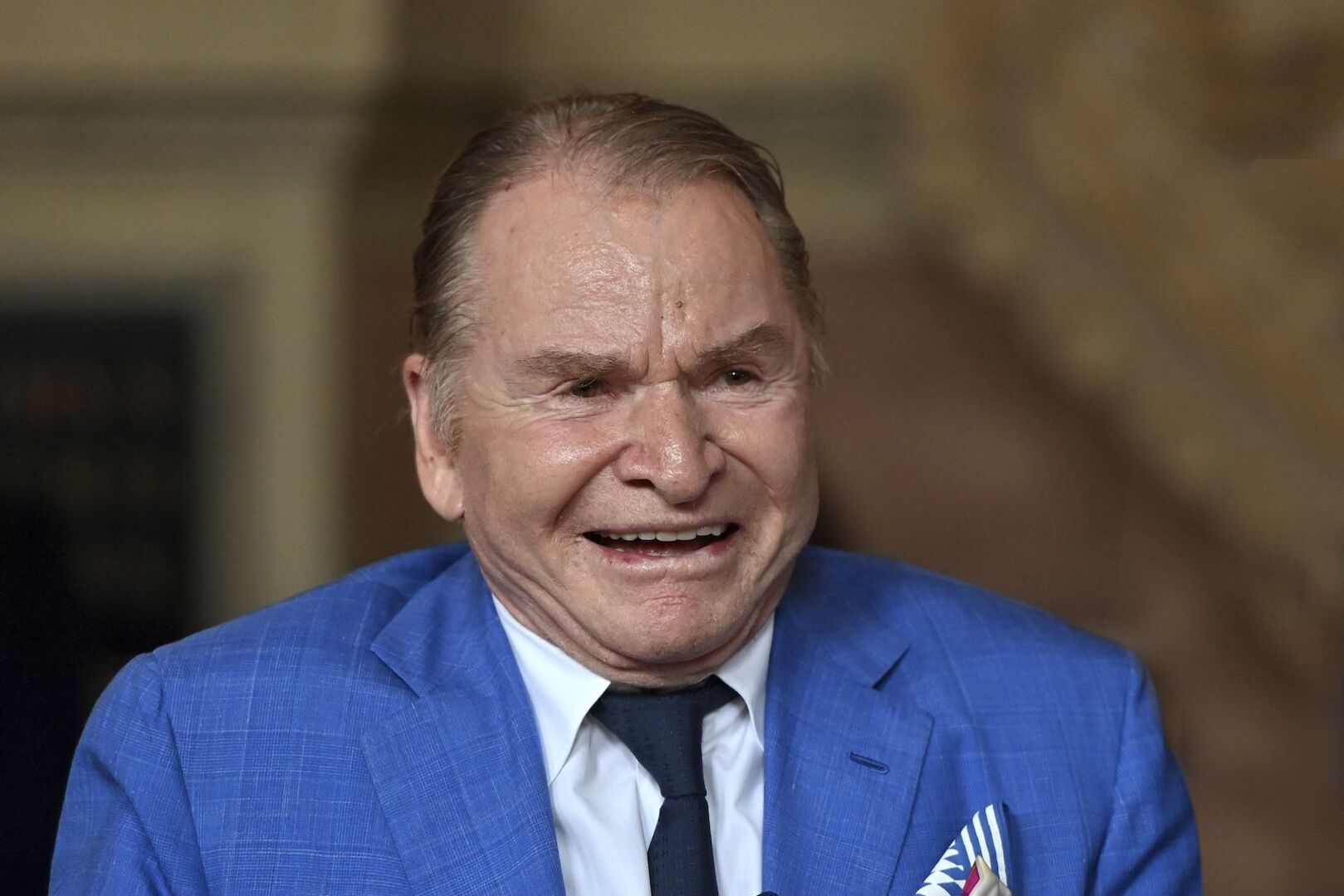 Fritz Wepper in einem blauen Anzug.