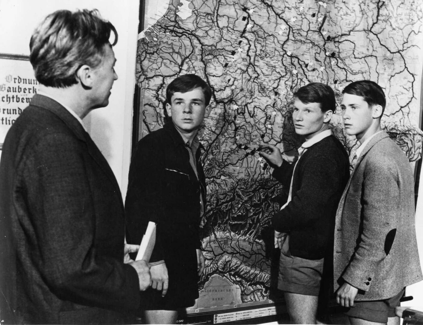 Filmausschnitt &quot;Die Brücke&quot; aus dem Jahr 1959 mit Fritz Wepper.