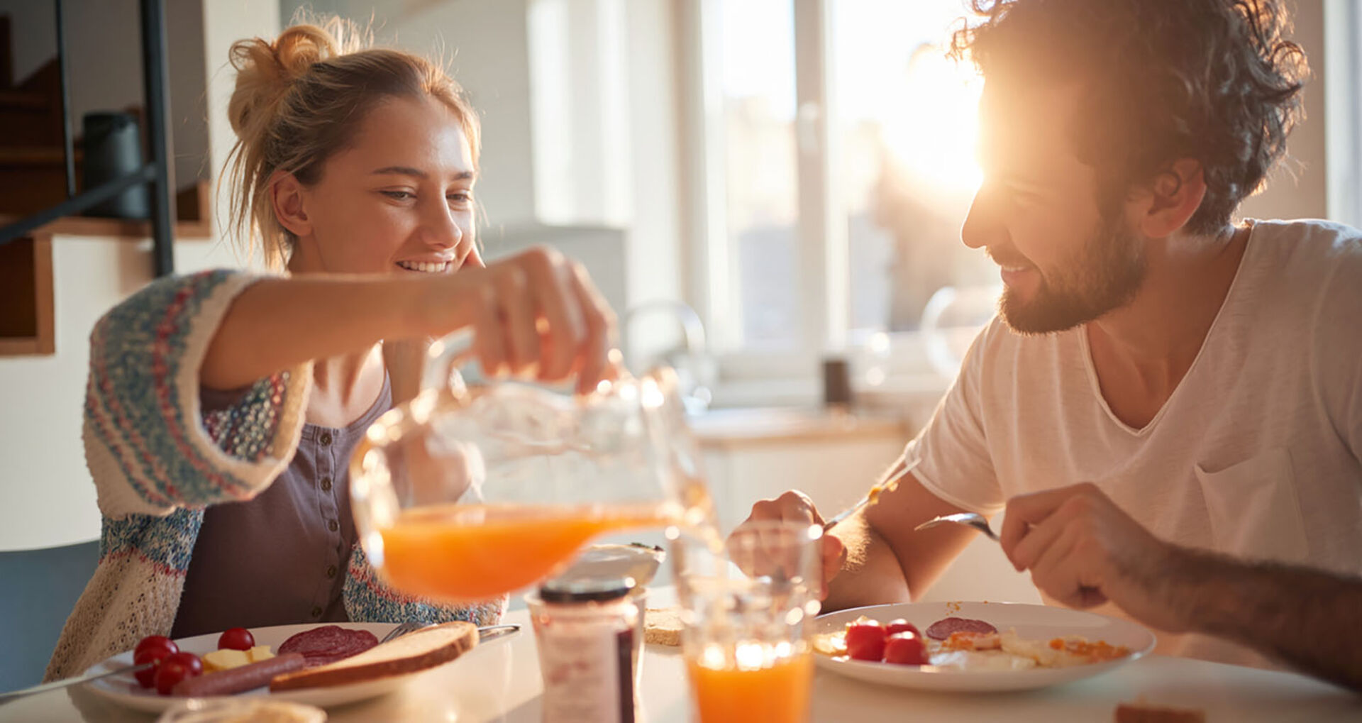 Paar frühstückt gemeinsam | Credit: iStock.com/LuckyBusiness
