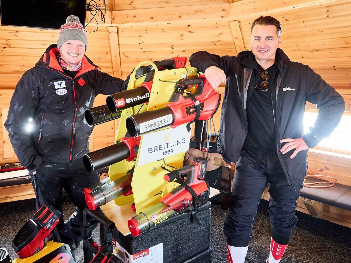 Thomas Morgenstern und Andreas Gabalier mit Laubbläser-Anzug.