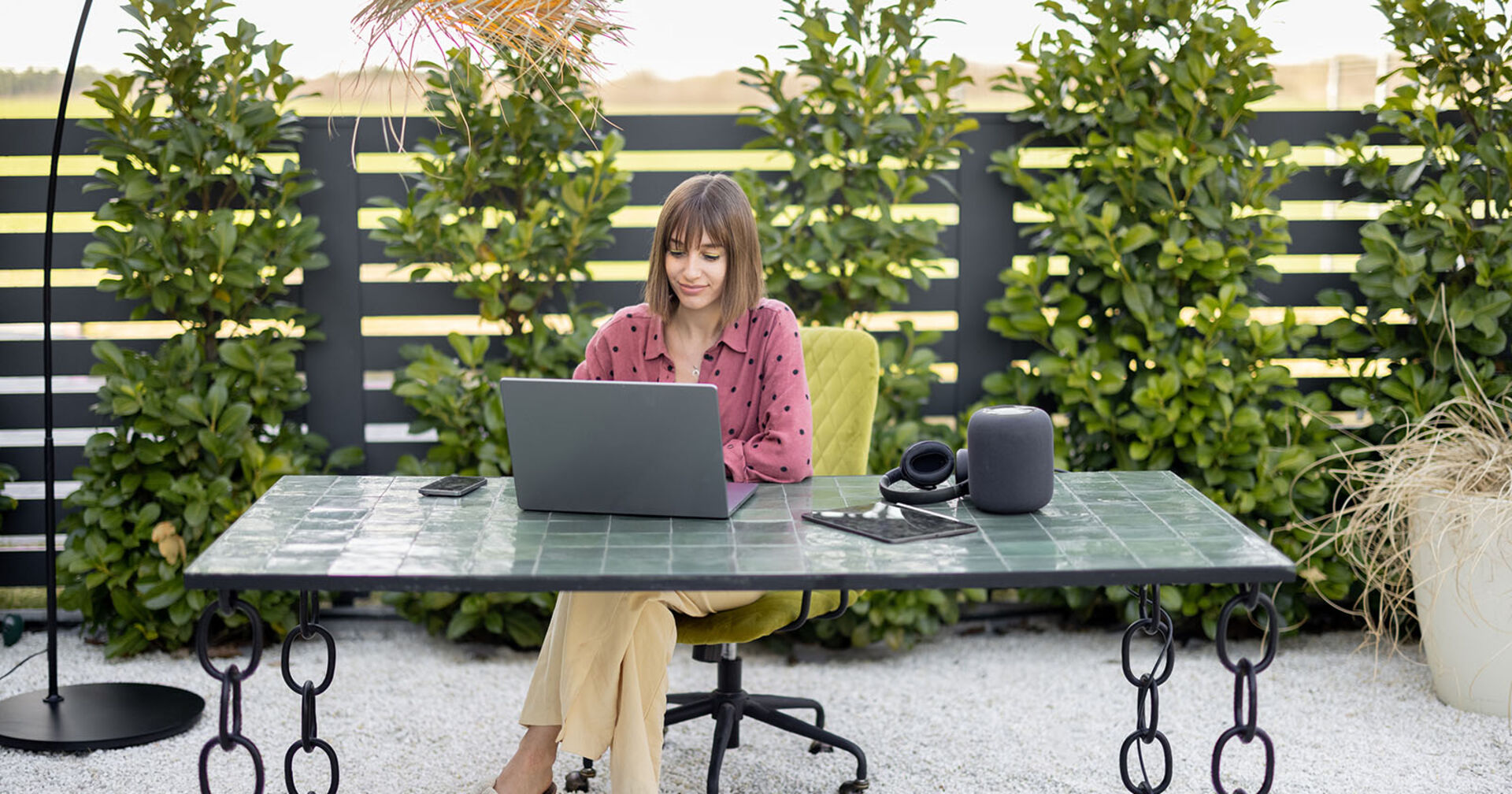 Frau arbeitet im Garten | Credit: iStock.com/RossHelen