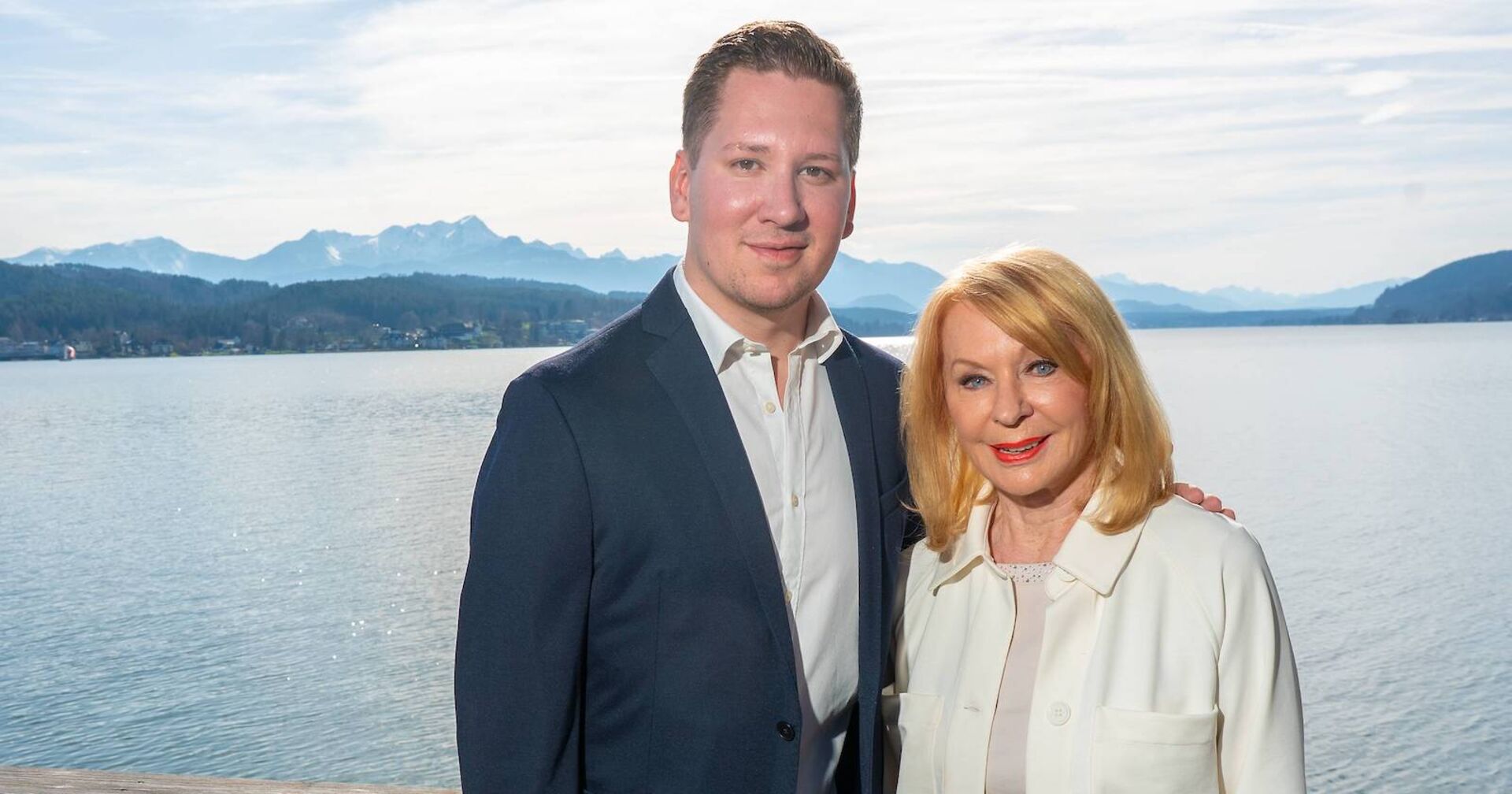 Clemens Trischler und Gerda Rogers vor dem Wörthersee.