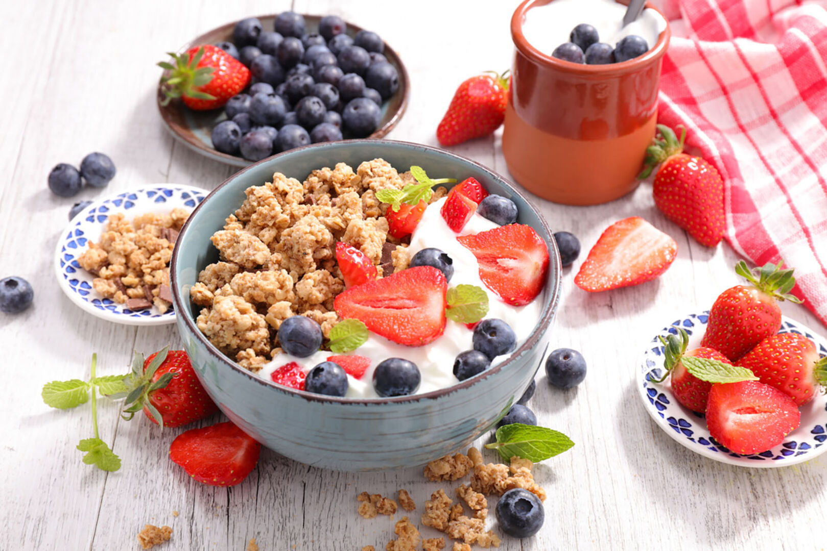 Gesundes Frühstück auf einem Tisch | Credit: iStock.com/margouillatphotos
